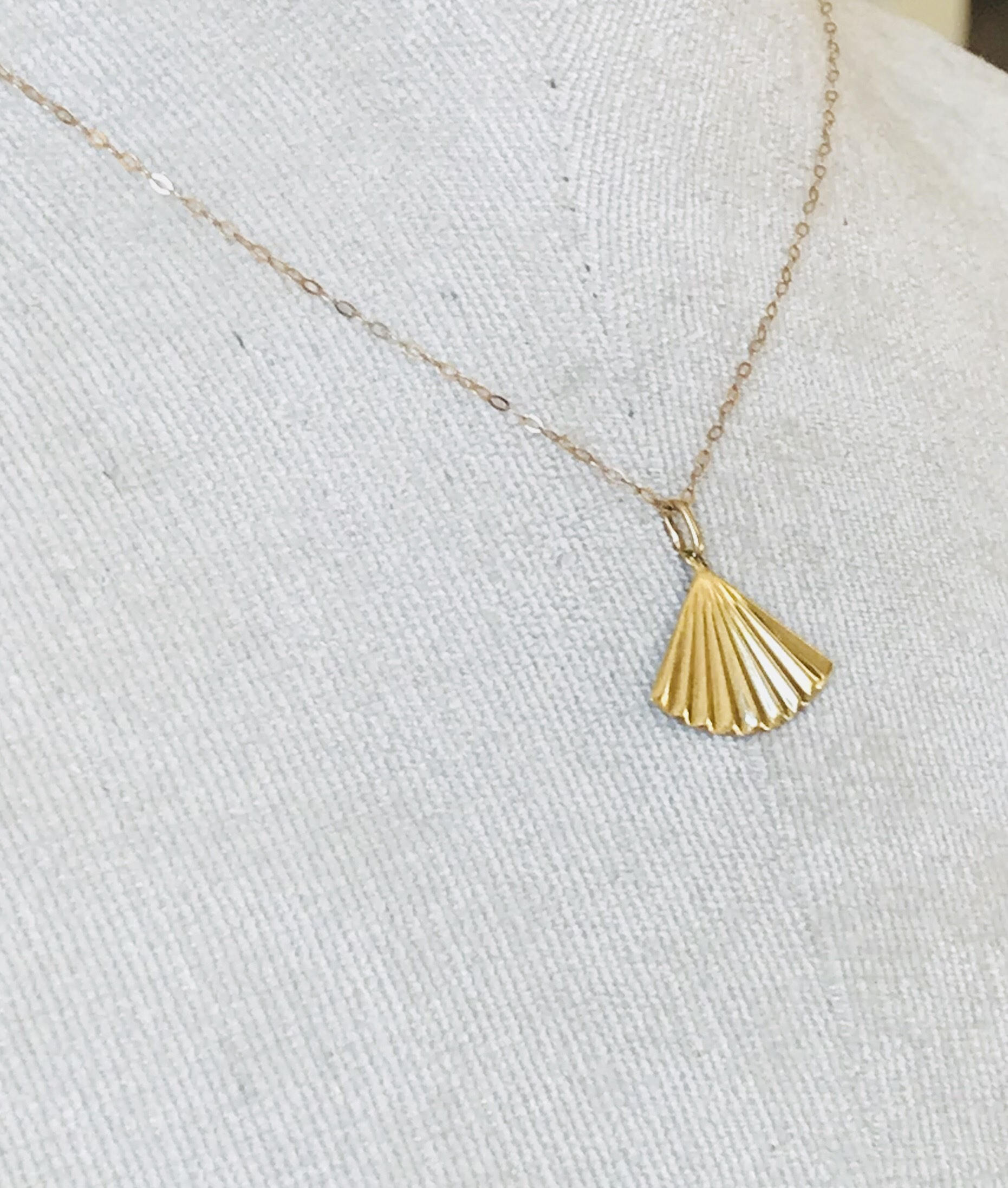 Lovely vintage 9ct yellow gold fan pendant and chain