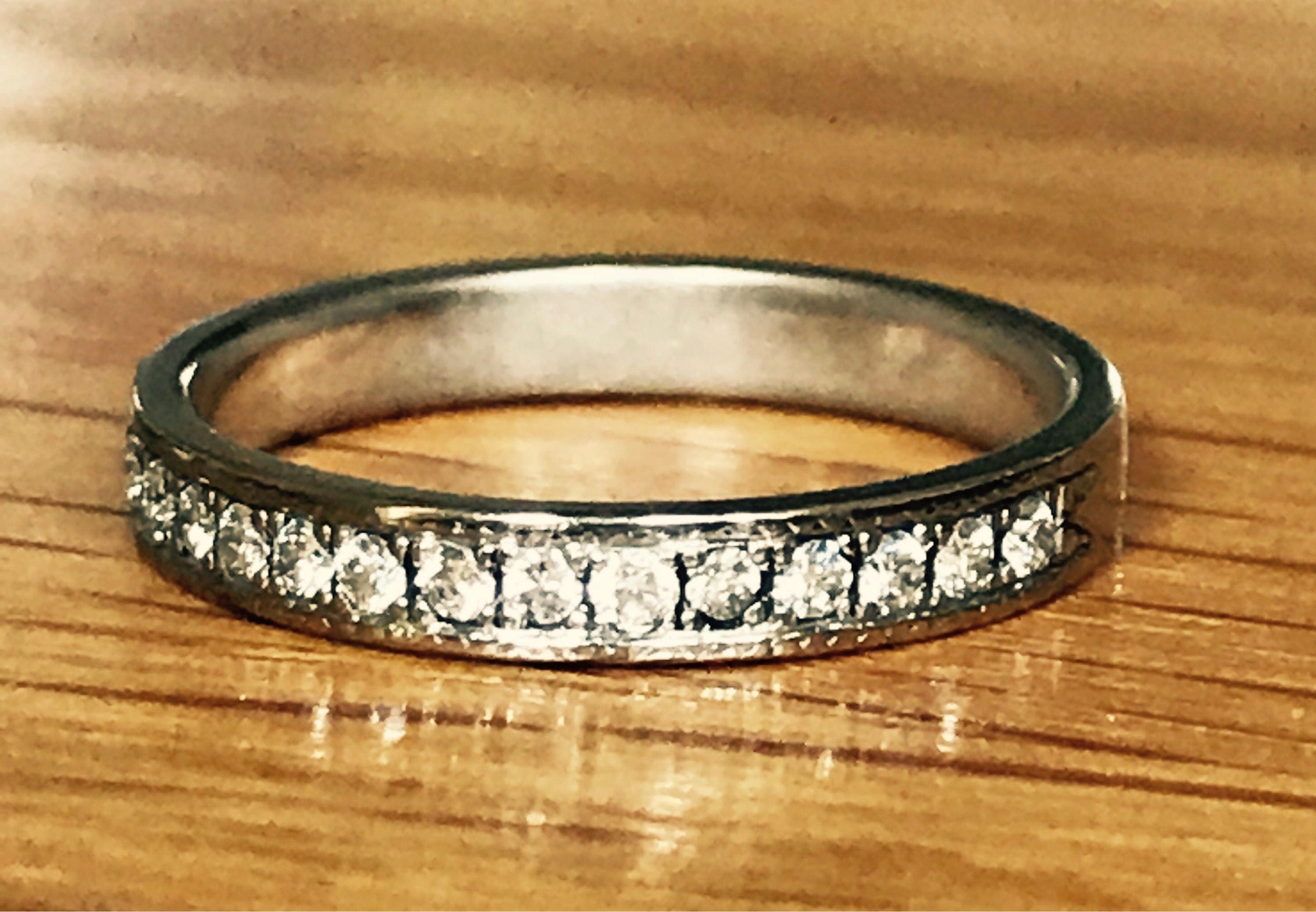 Beautiful dainty 18ct white gold Diamond wedding / engagement