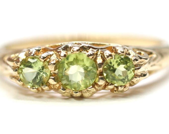 Stunning vintage 9ct gold Peridot ring - fully hallmarked - size P or US 7 1/2