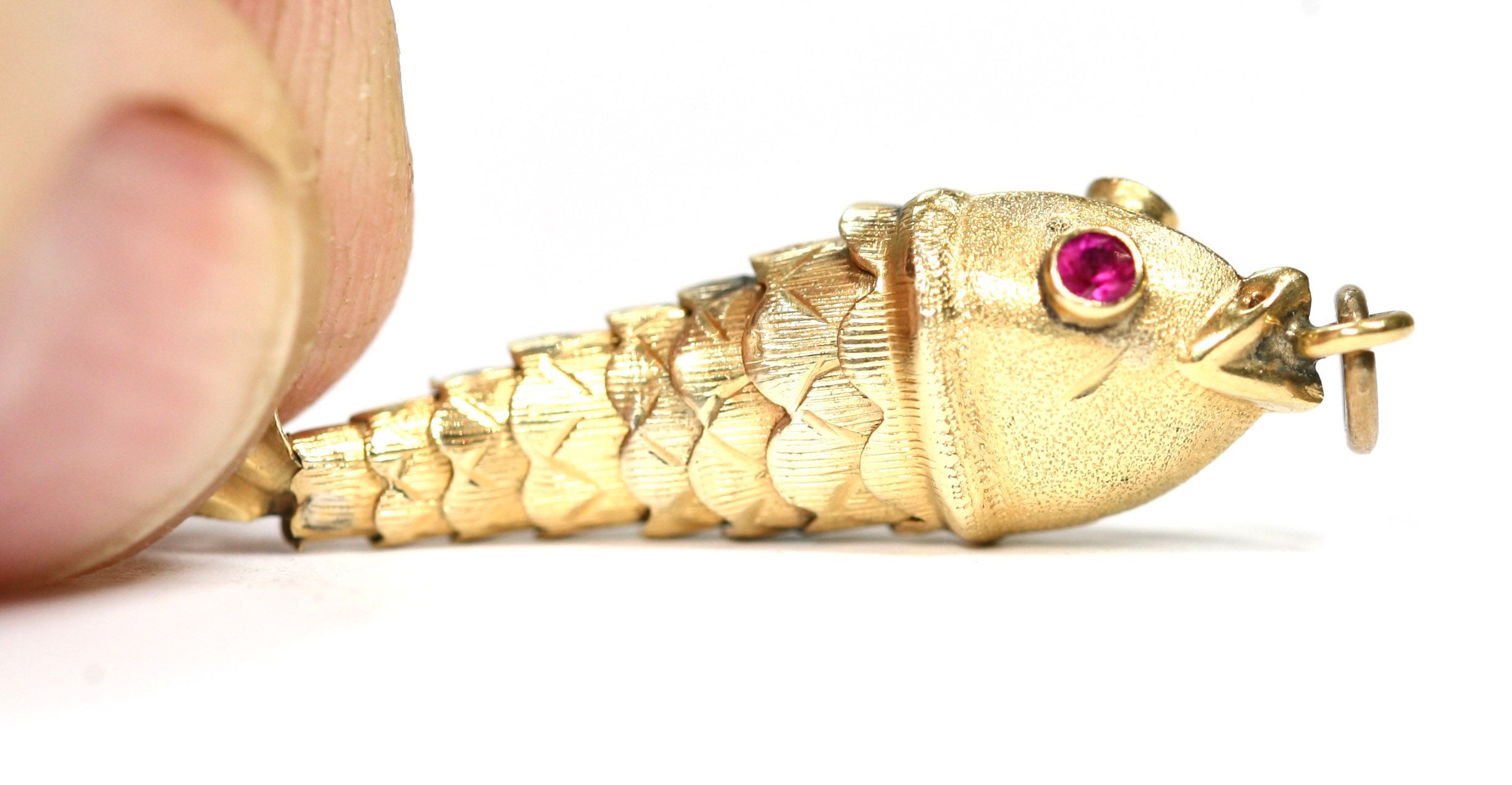 Superb vintage 9ct yellow gold articulated fish pendant 38mm in length