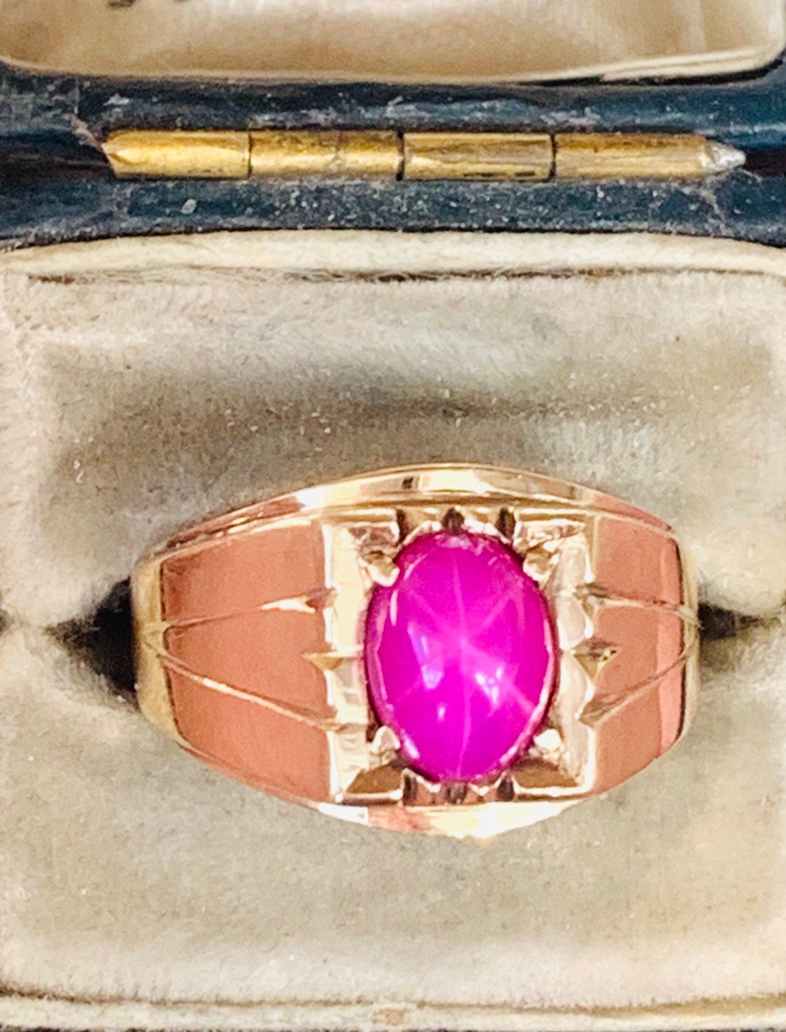 Stunning rare vintage 9ct yellow gold Star Ruby ring - size M / 6