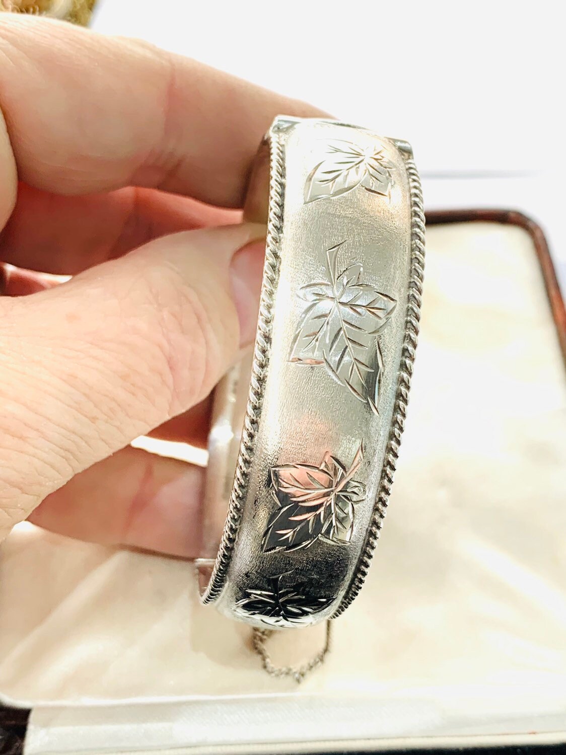 Superb vintage sterling silver embossed bangle hallmarked Birmingham 1967