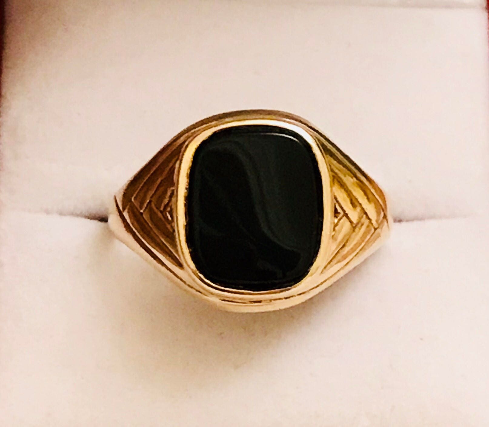 Fabulous vintage 9ct yellow gold men's onyx ring fully hallmarked Fabulous vintage 9ct yellow gold men's onyx ring fully hallmarked