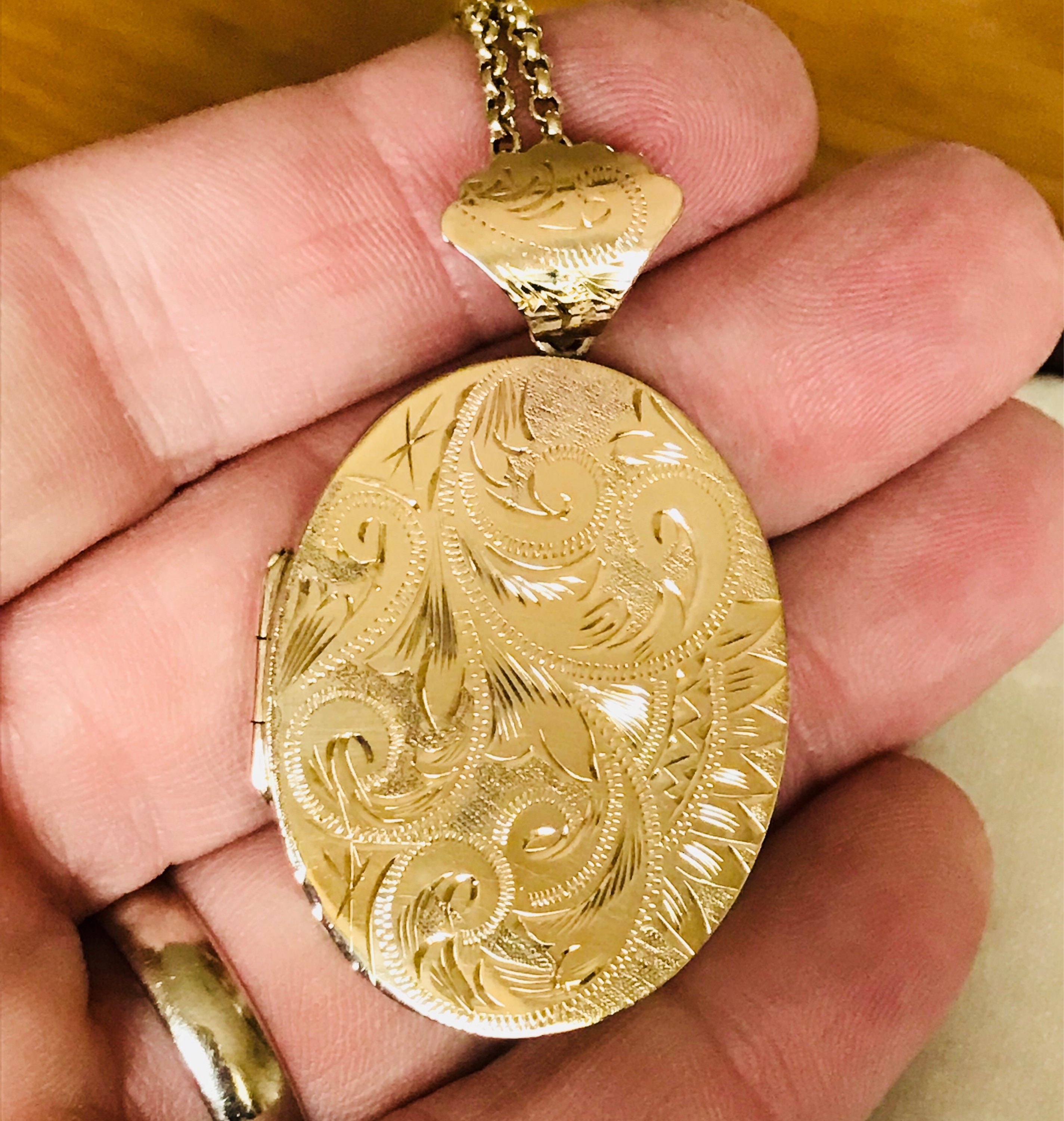 9 ct gold locket deals