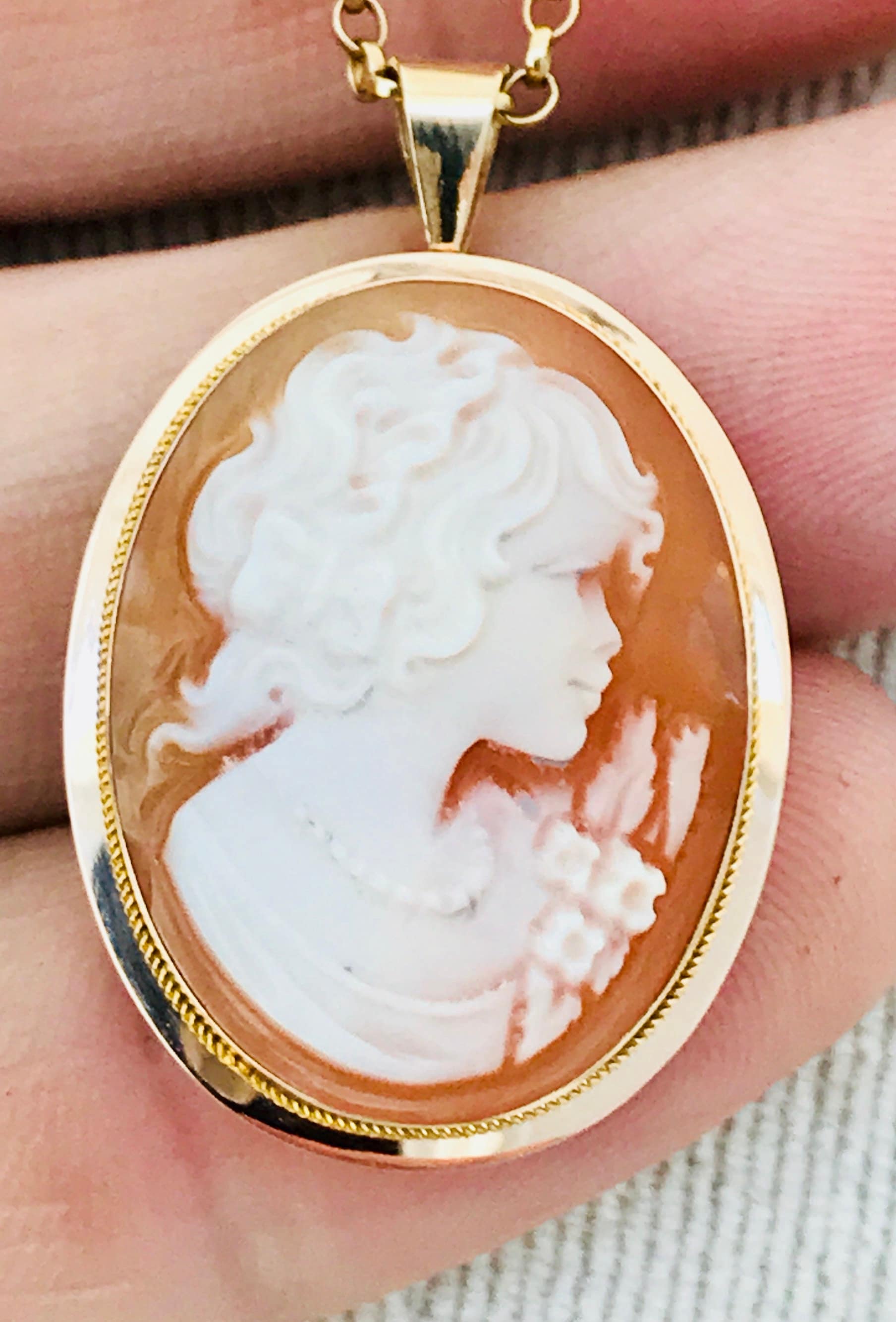 A Fabulous Beautifully Carved Vintage 9ct Gold Cameo Pendant Or Brooch