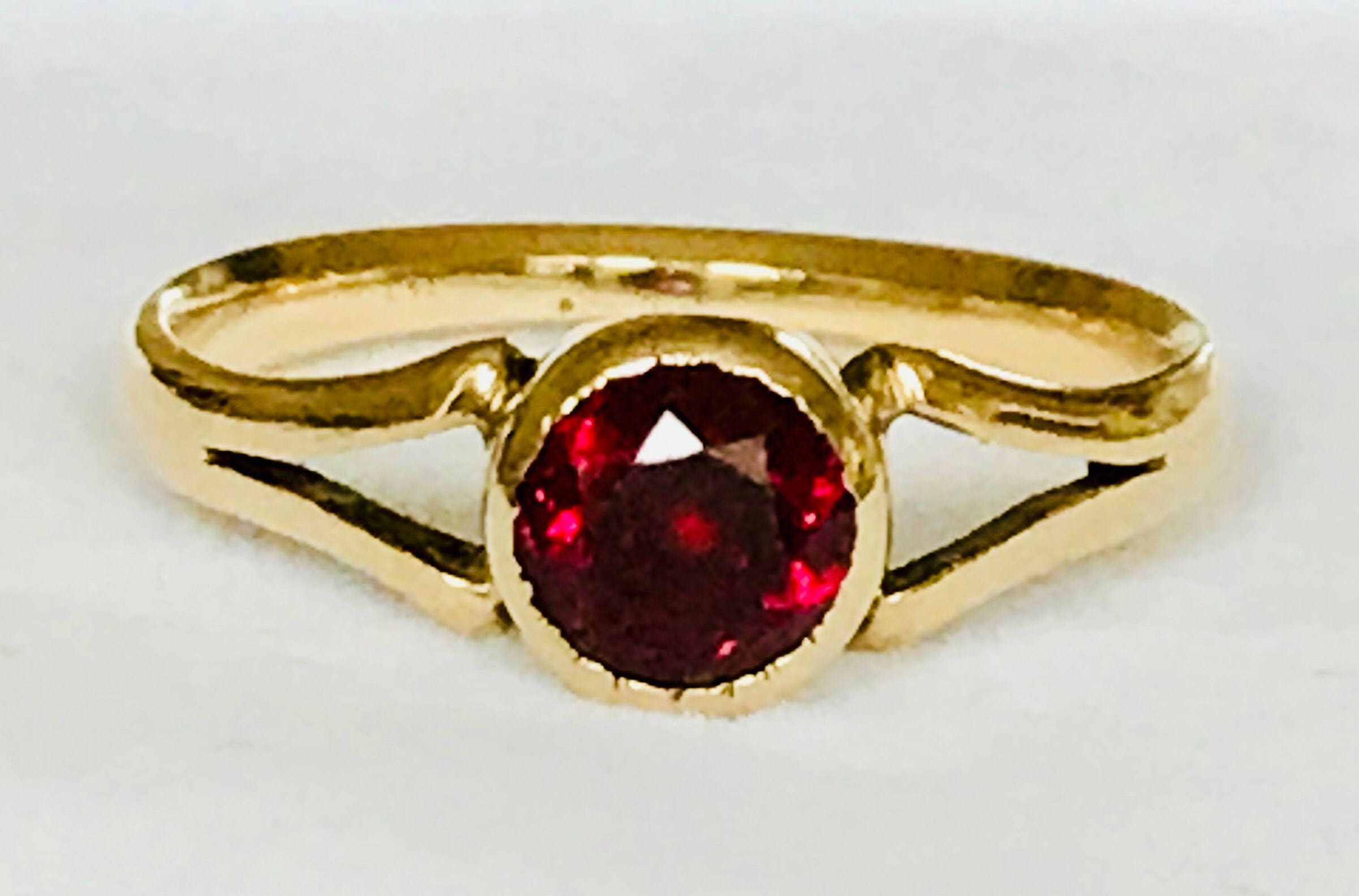 Antique 9ct yellow gold ring with red paste stone size N / 6.5