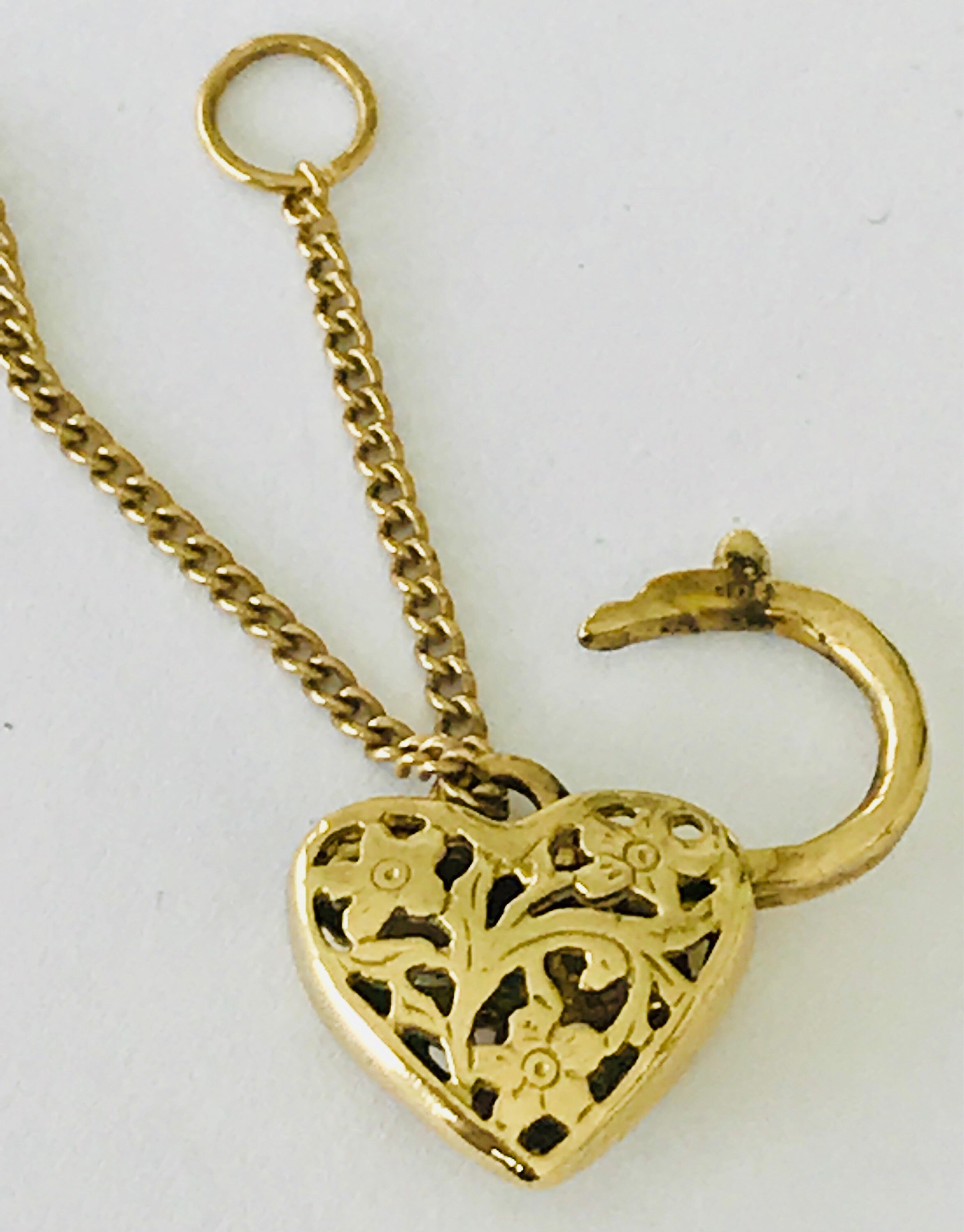 Superb vintage 9ct yellow fancy padlock & safety chain