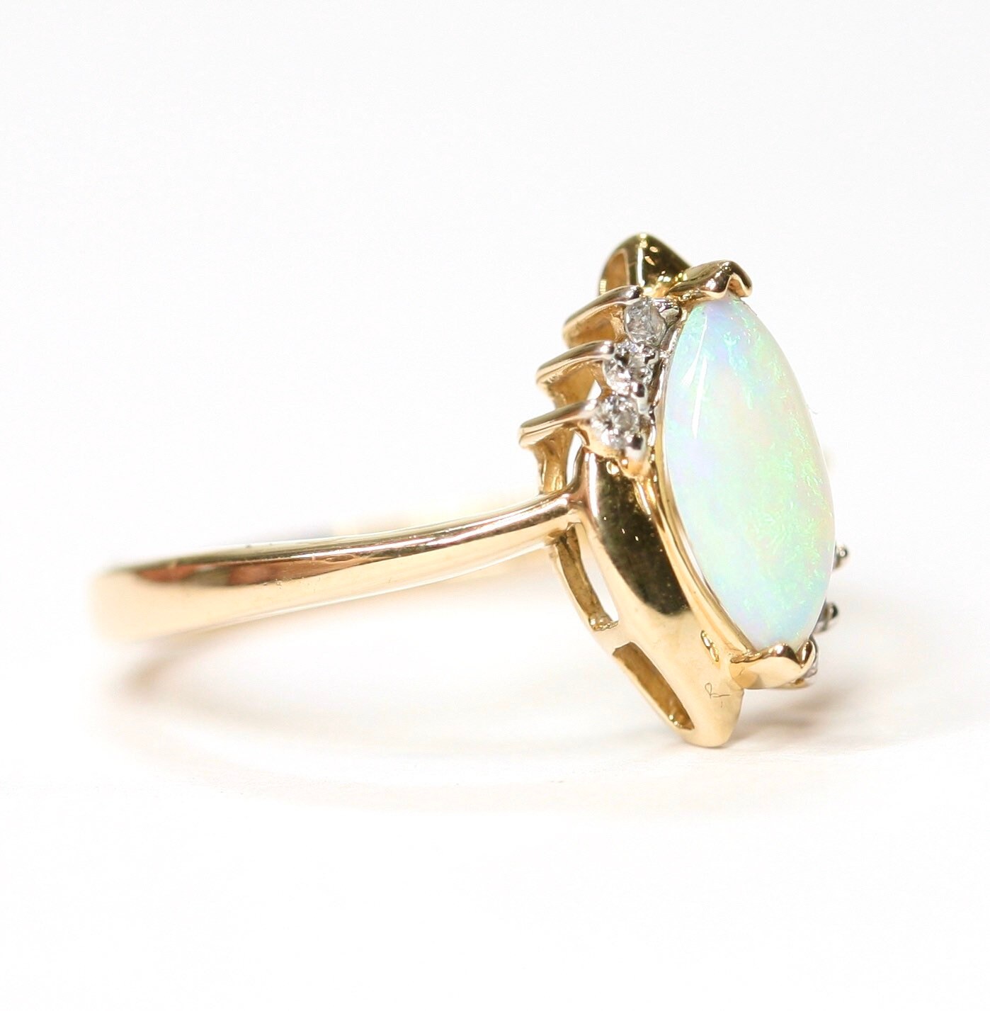 Stunning vintage 14K yellow gold Opal & Diamond ring size O or US 7