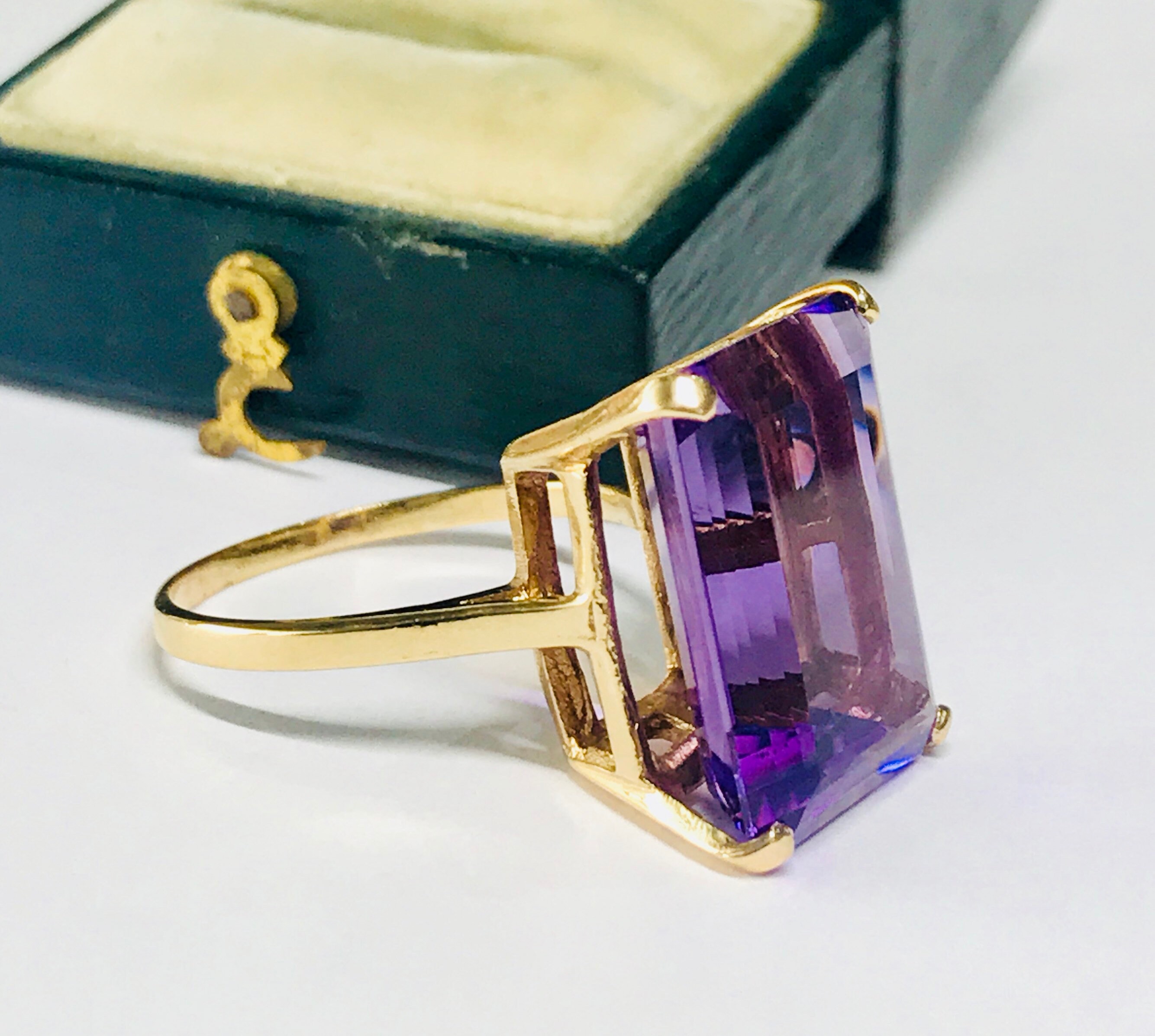 Stunning vintage large 9ct gold Amethyst statement ring in excellent