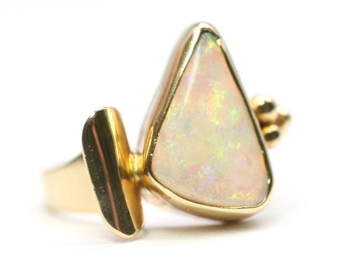 An exceptional vintage 18ct gold Opal Modernist ring - hallmarked London 1985 - size N or US 6 1/2