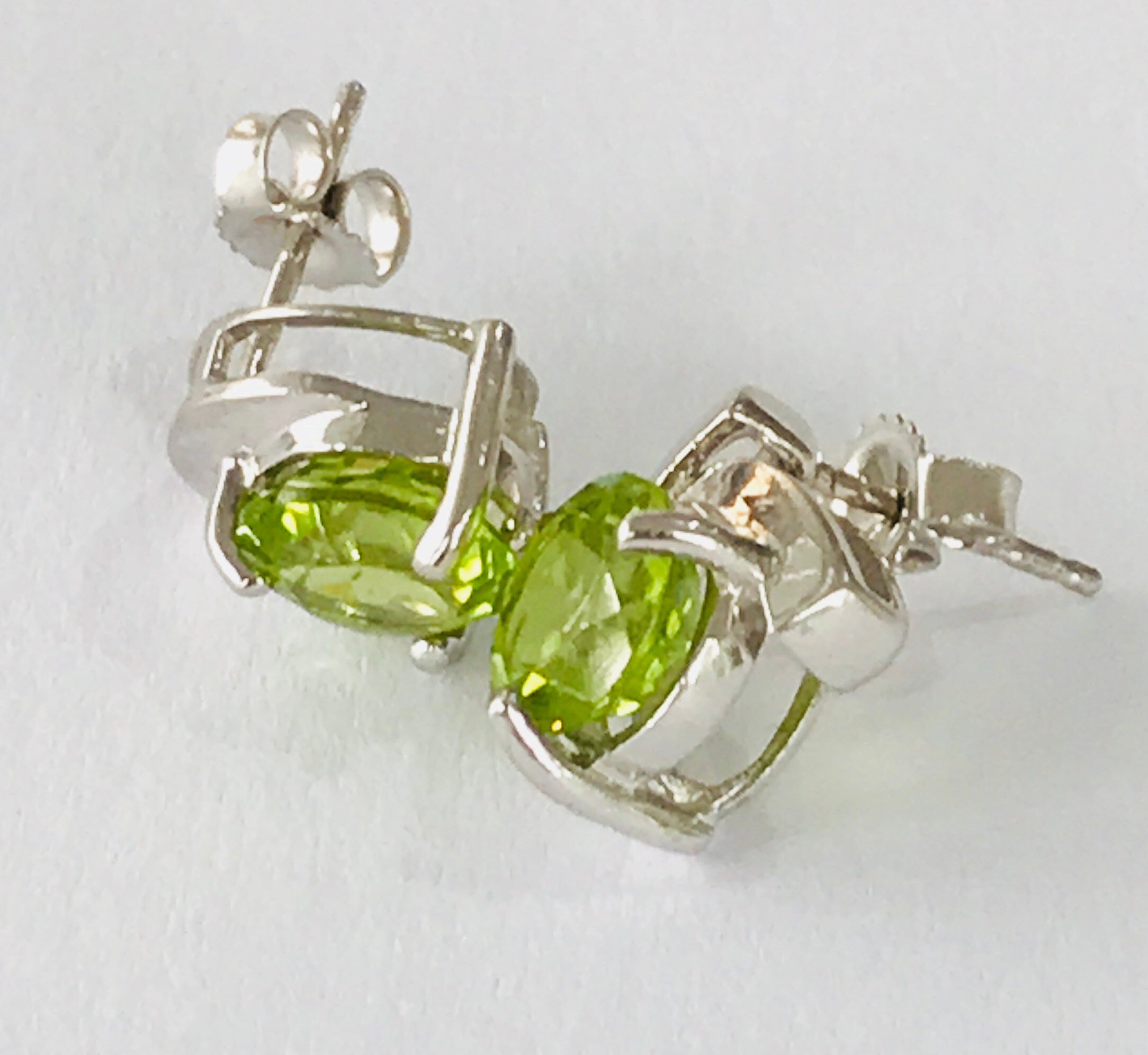 Stunning vintage 9ct white gold Peridot stud earrings - fully ...