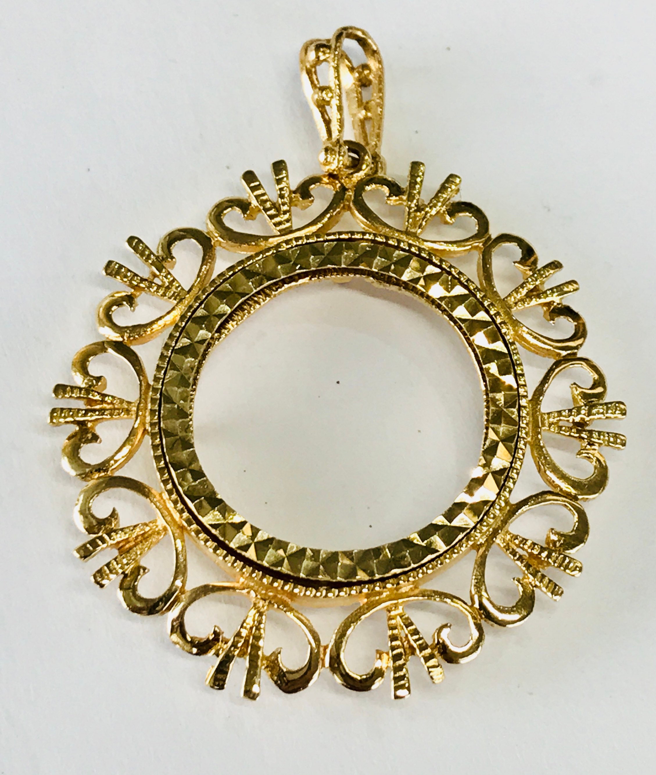 Stunning ornate vintage 9ct yellow gold Sovereign mount pendant
