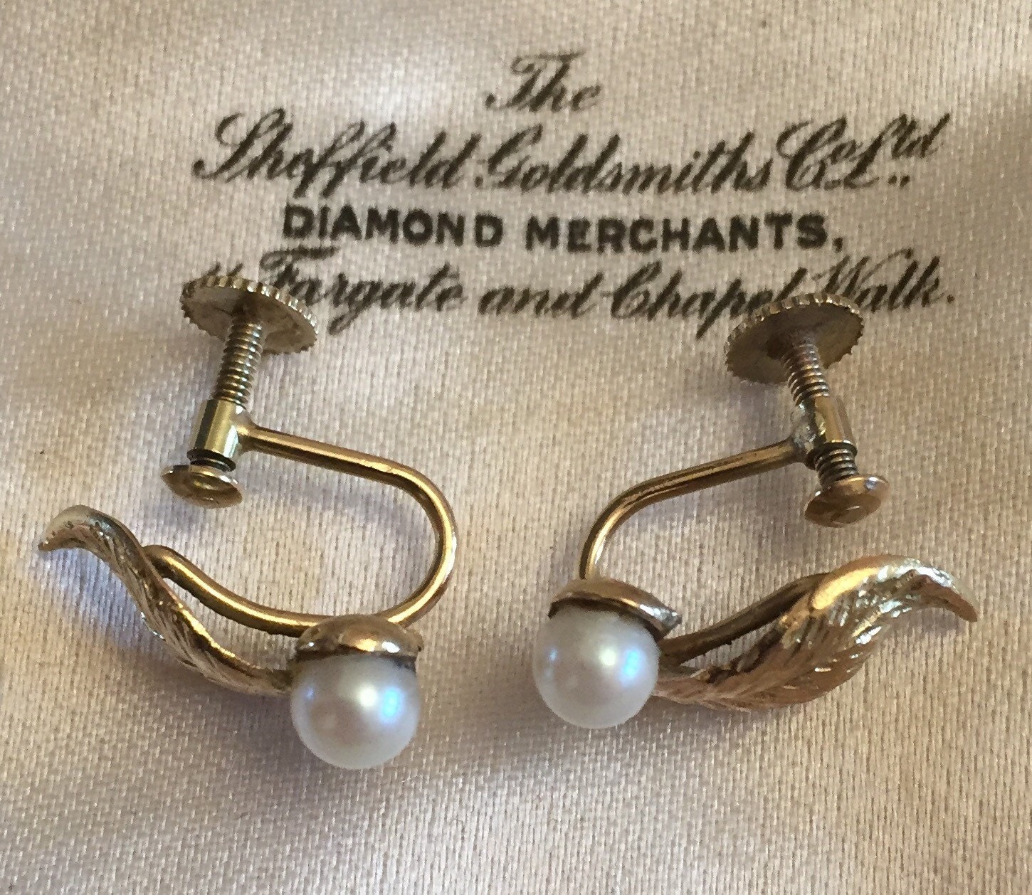 Stunning antique 9ct gold pearl & leaf screw back earrings