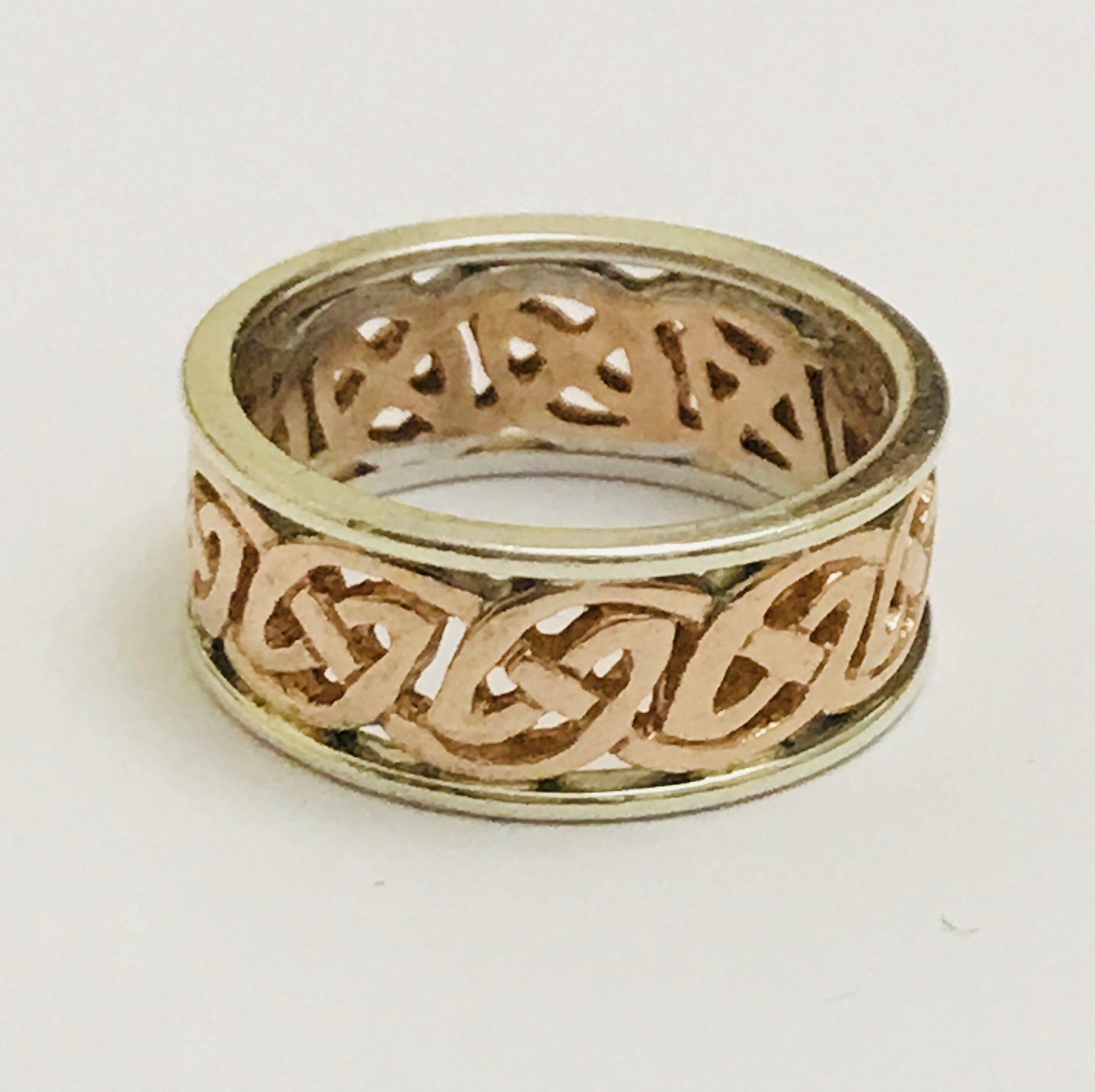 Stunning vintage 9ct rose & while gold Celtic patterned ring fully