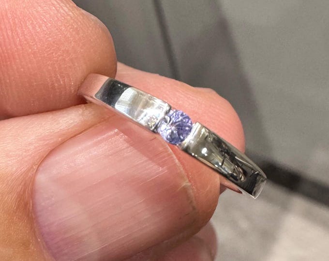 9ct white gold Tanzanite ring - fully hallmarked - size O or US 7