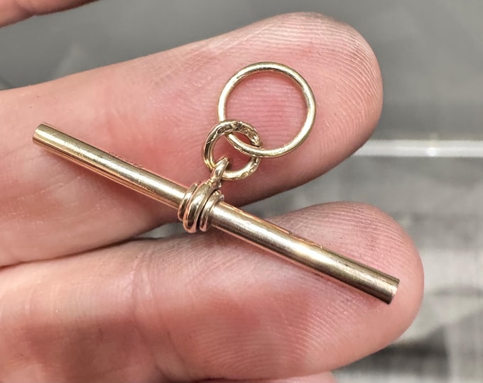 9ct gold t-bar pendant with jump rings - fully hallmarked