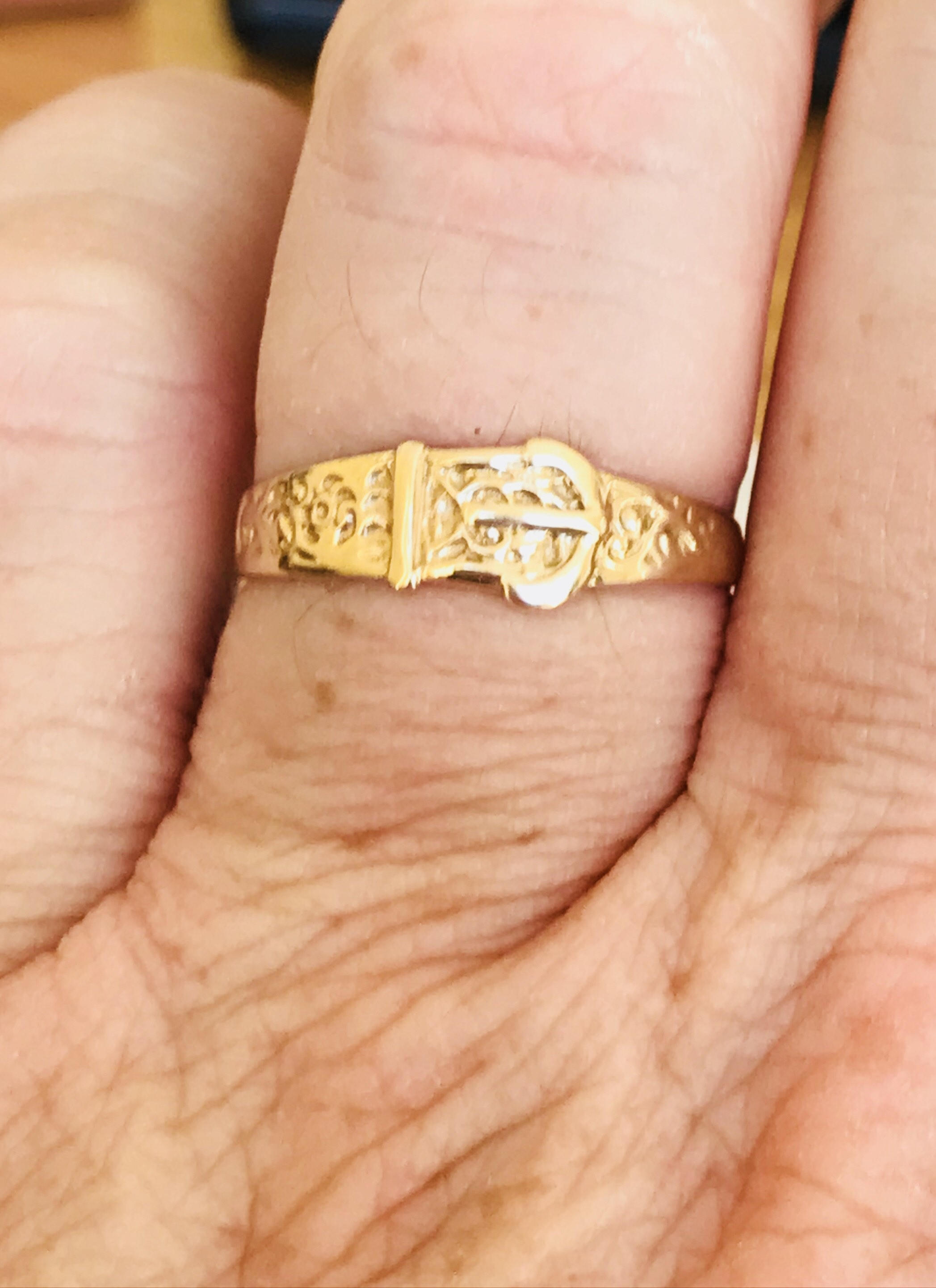 Stunning vintage 9ct yellow gold buckle ring - fully hallmarked