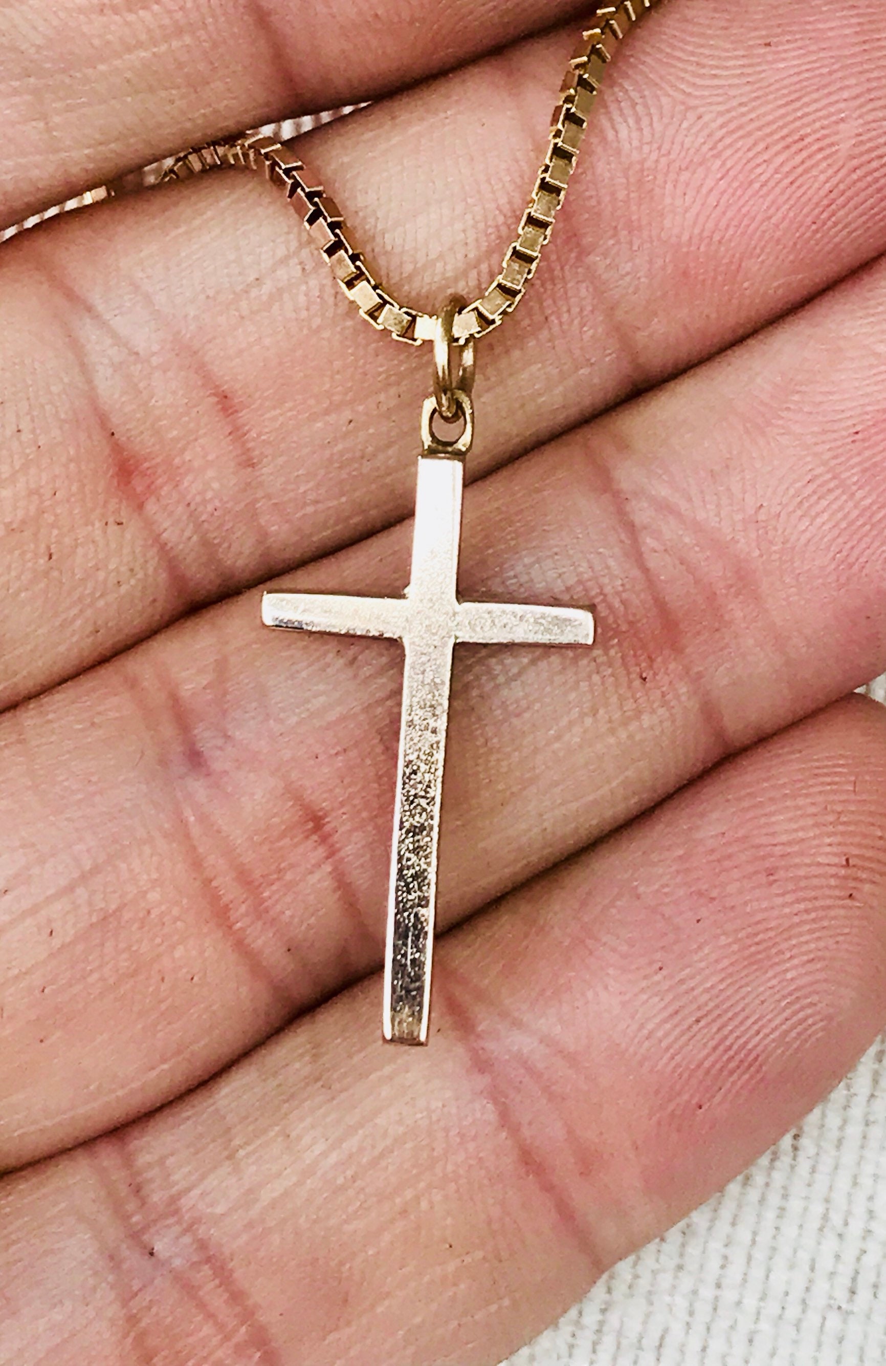 Superb vintage 9ct yellow gold Cross necklace fully hallmarked