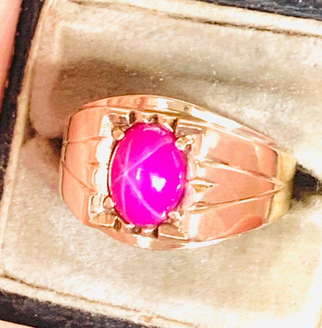 Stunning rare vintage 9ct yellow gold Star Ruby ring - size M / 6