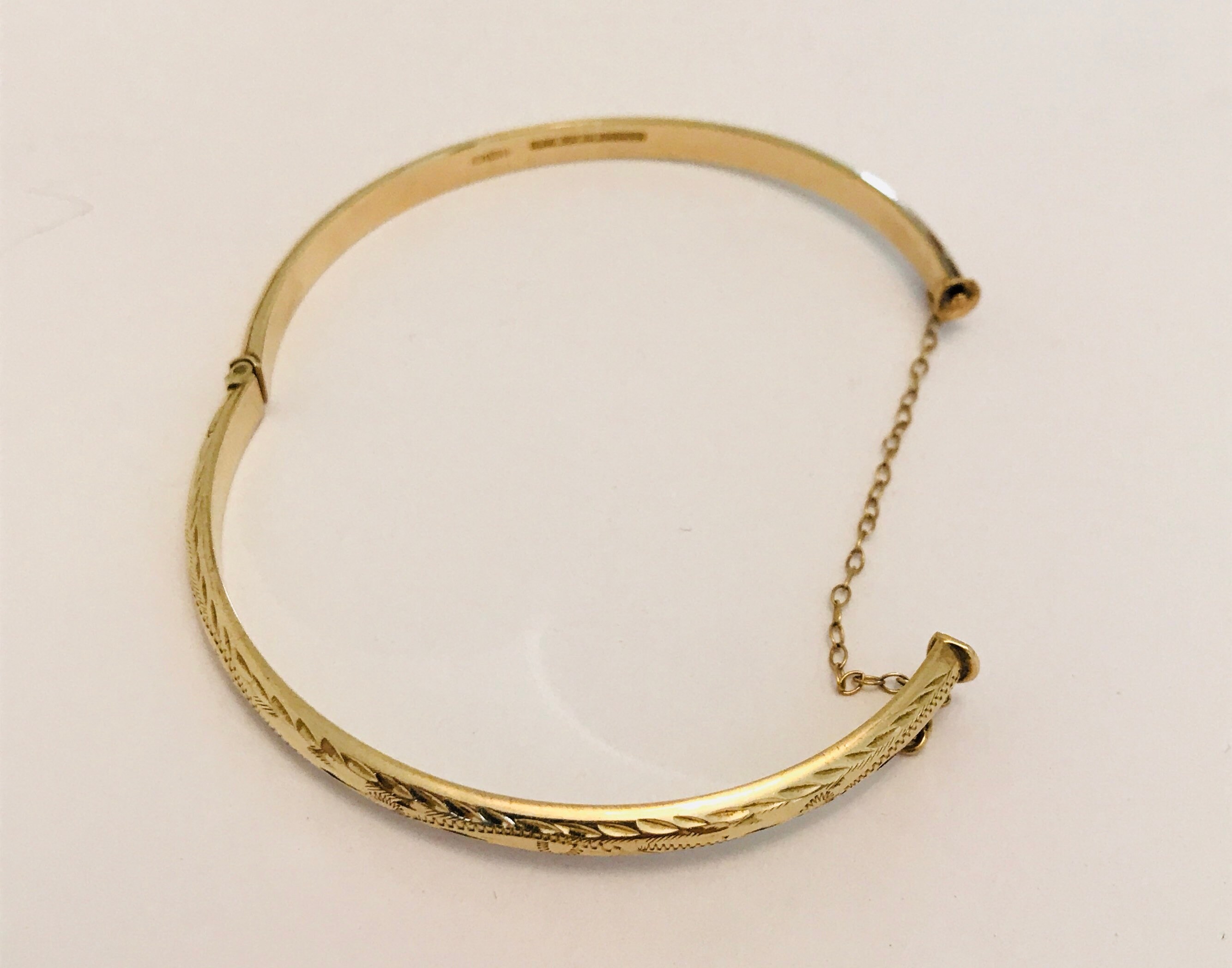 Superb vintage 9ct yellow gold embossed bangle with safety chain