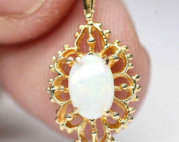 9ct yellow gold Opal pendant - fully hallmarked