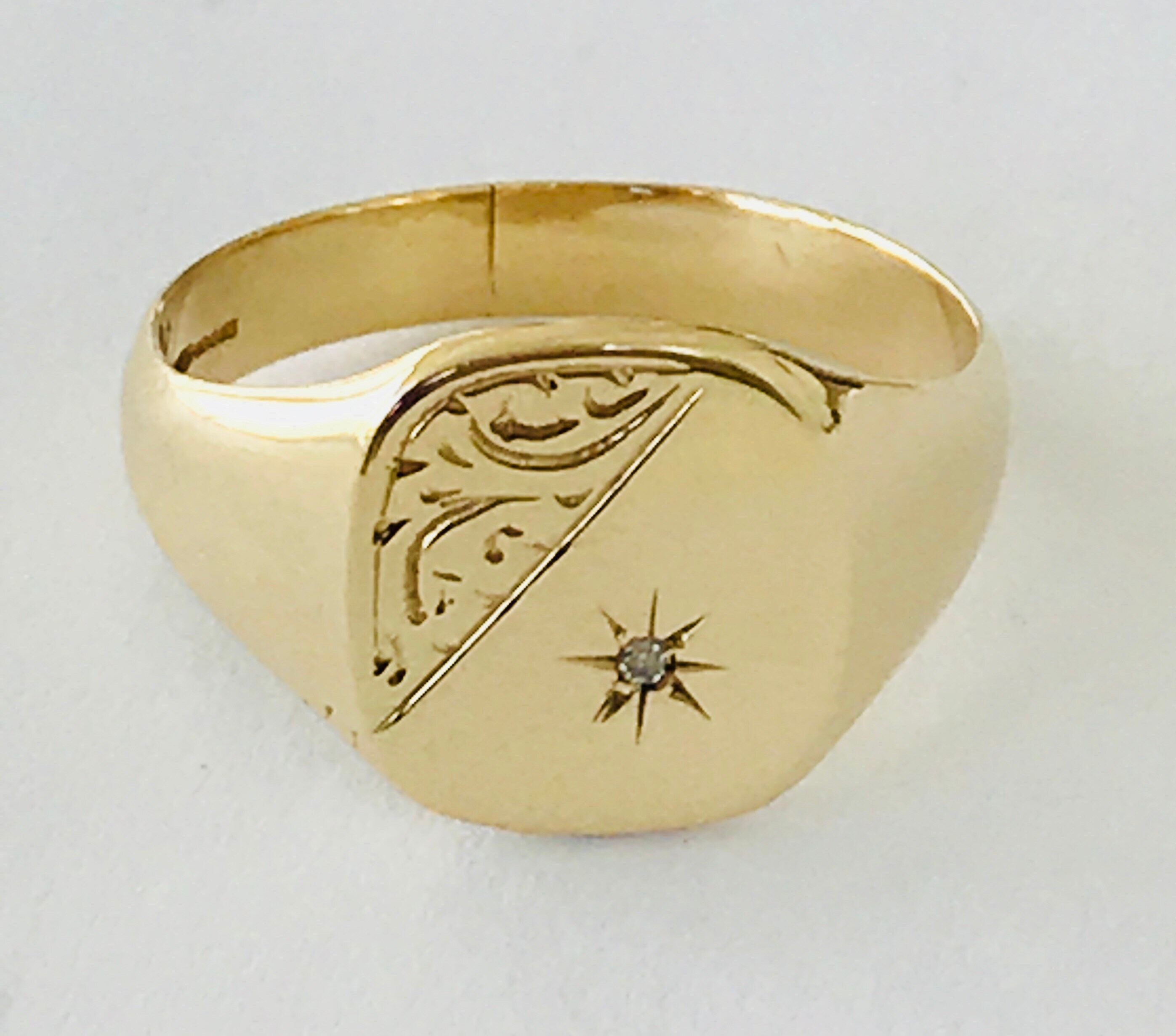Superb vintage 9ct yellow gold Diamond signet ring - fully hallmarked