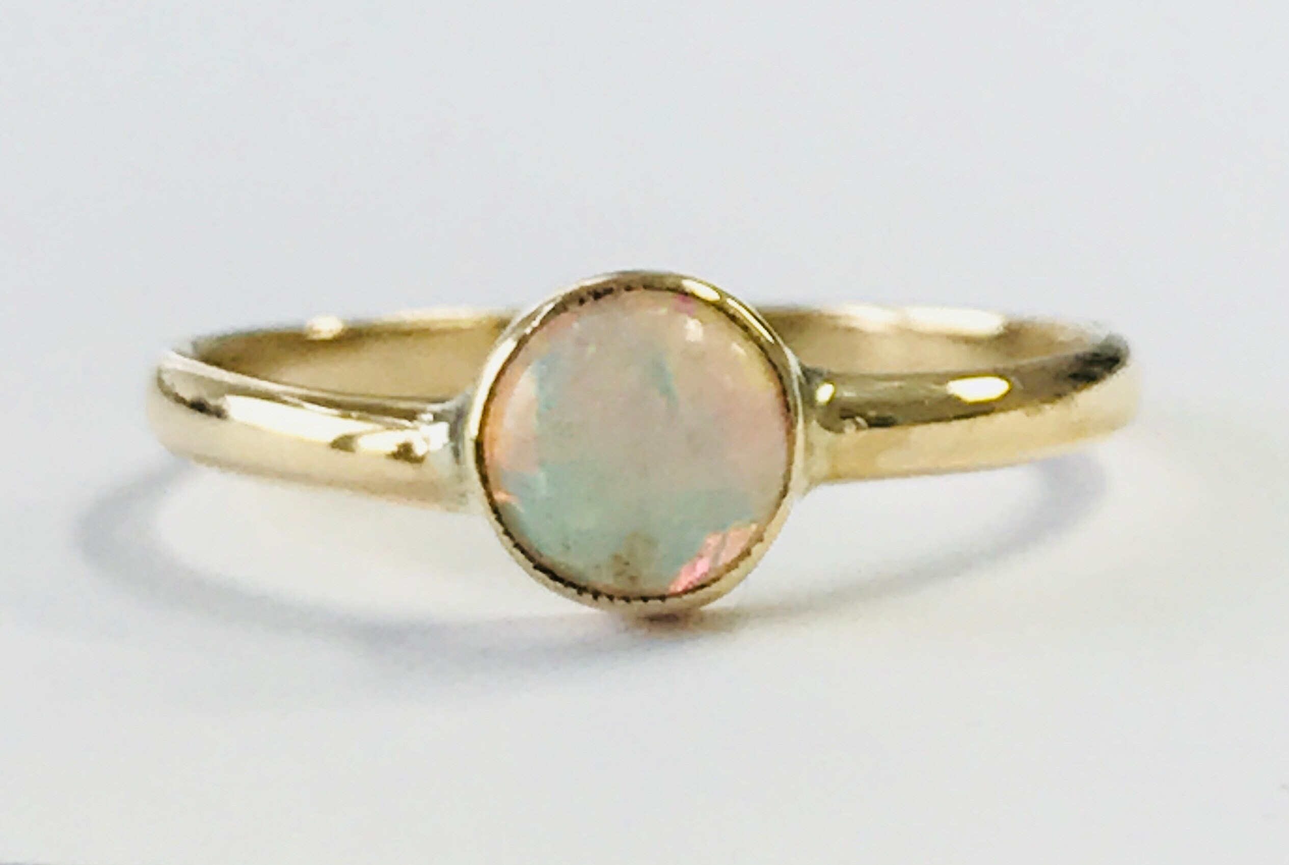 Stunning antique 9ct yellow gold Opal ring
