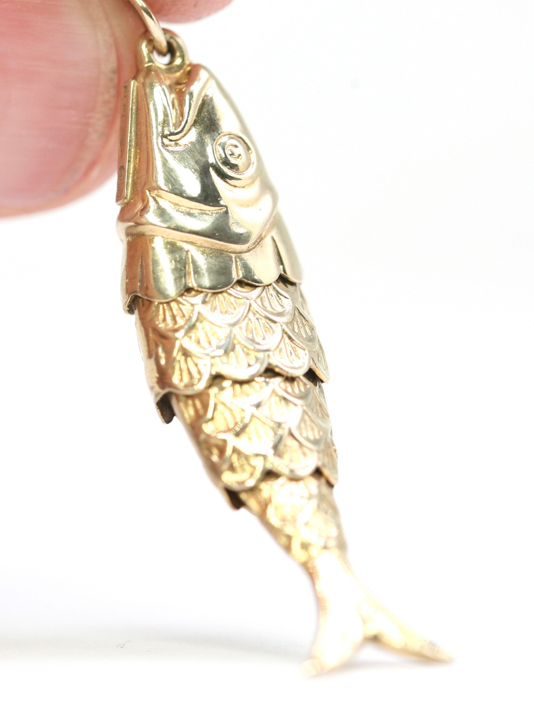 Superb vintage 9ct gold Articulated fish pendant fully hallmarked 3