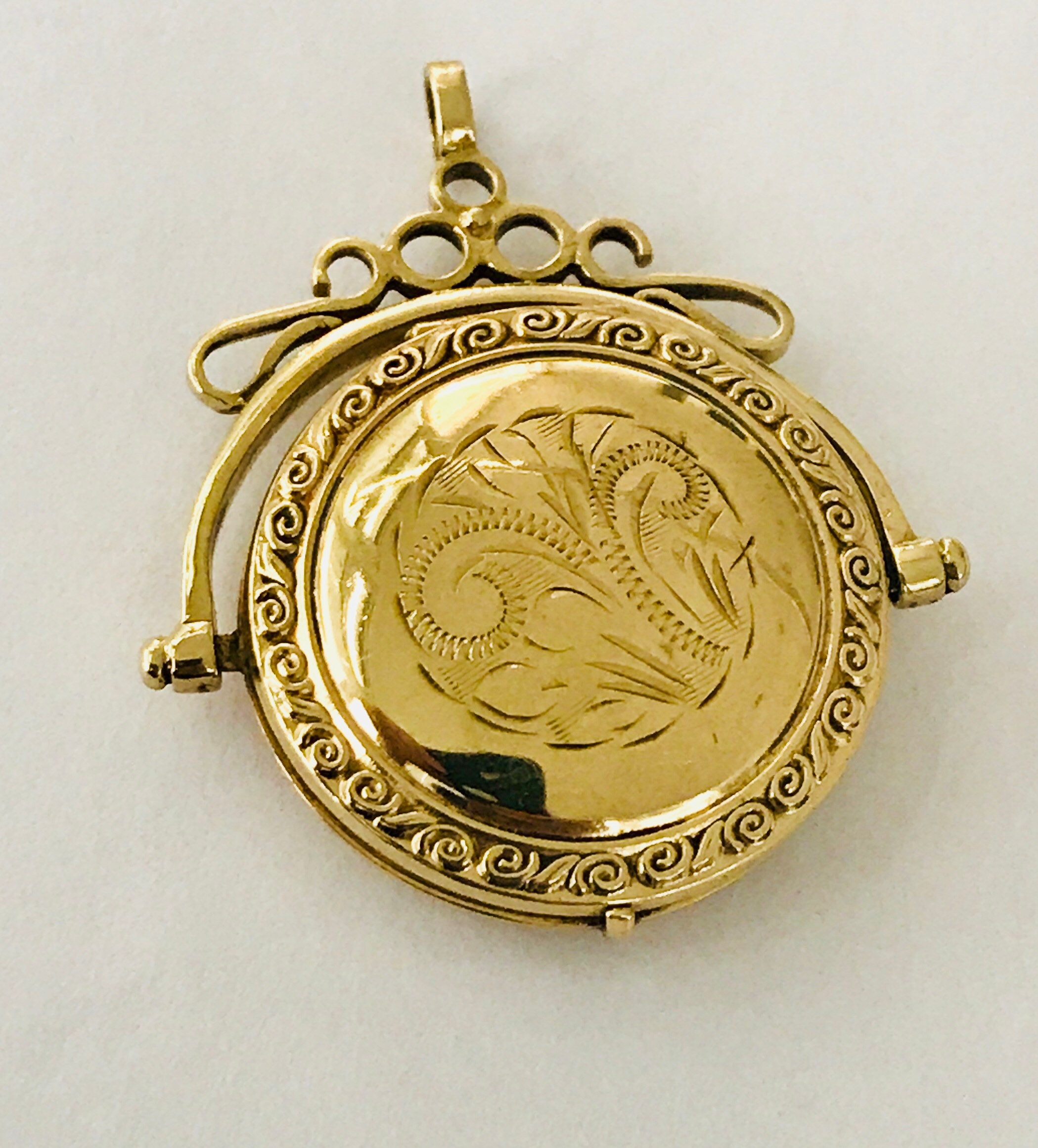 Stunning vintage 9ct yellow gold double photograph spinning locket