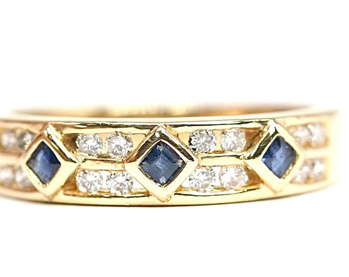 Superb sparkling vintage 18ct gold Sapphire and 0.26 carat Diamond ring - fully hallmarked - size N 1/2 or 6 3/4