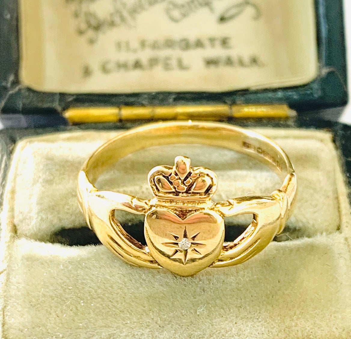 Stunning vintage 9ct yellow gold diamond Claddagh ring - fully