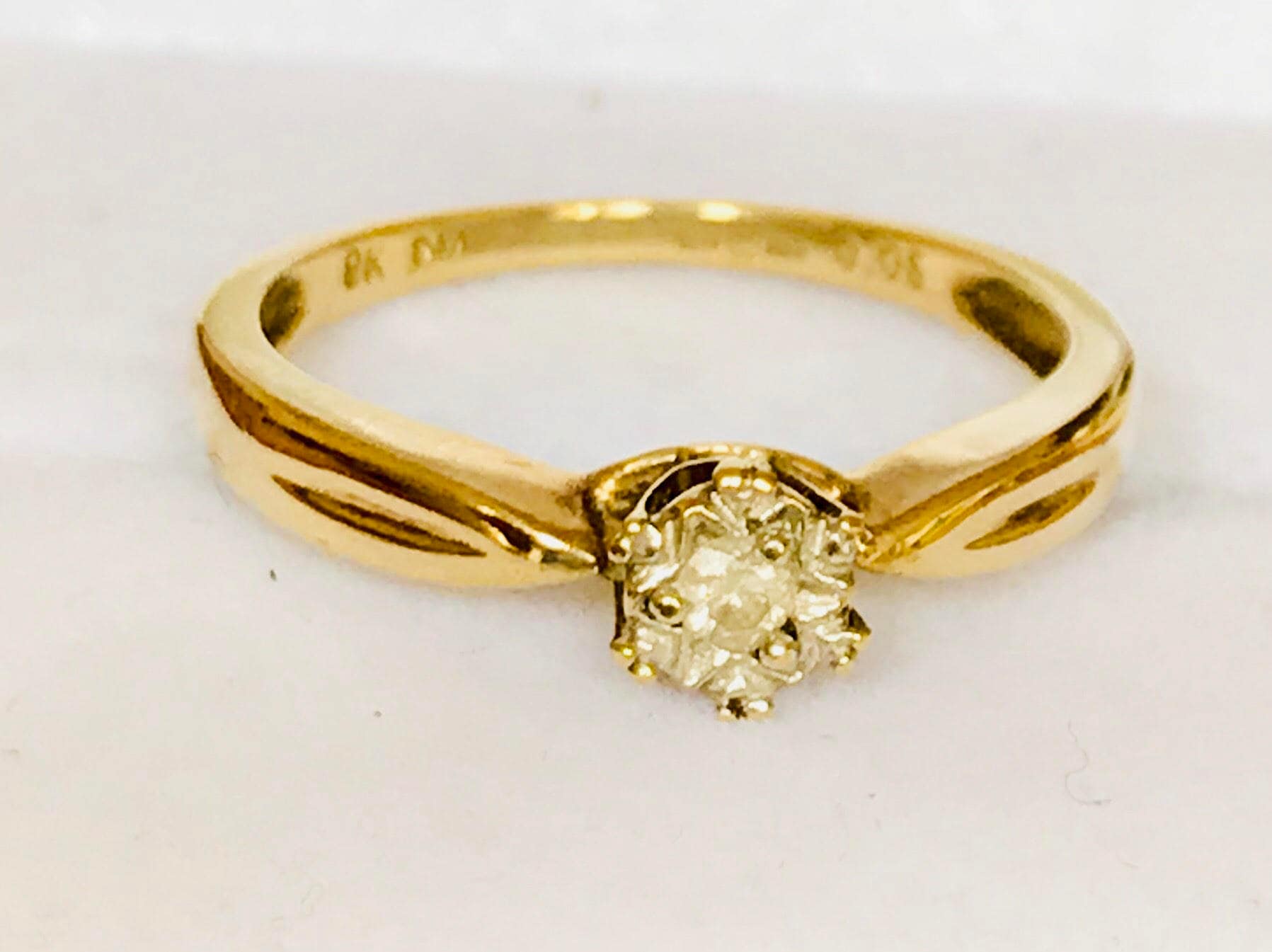 Lovely vintage 9ct yellow gold diamond solitaire engagement ring fully hallmarked
