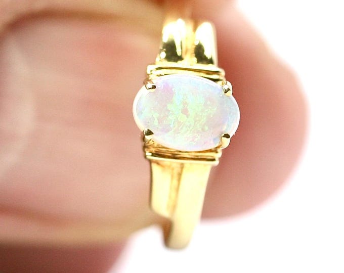 18ct gold Opal ring - size L or US 5 1/2