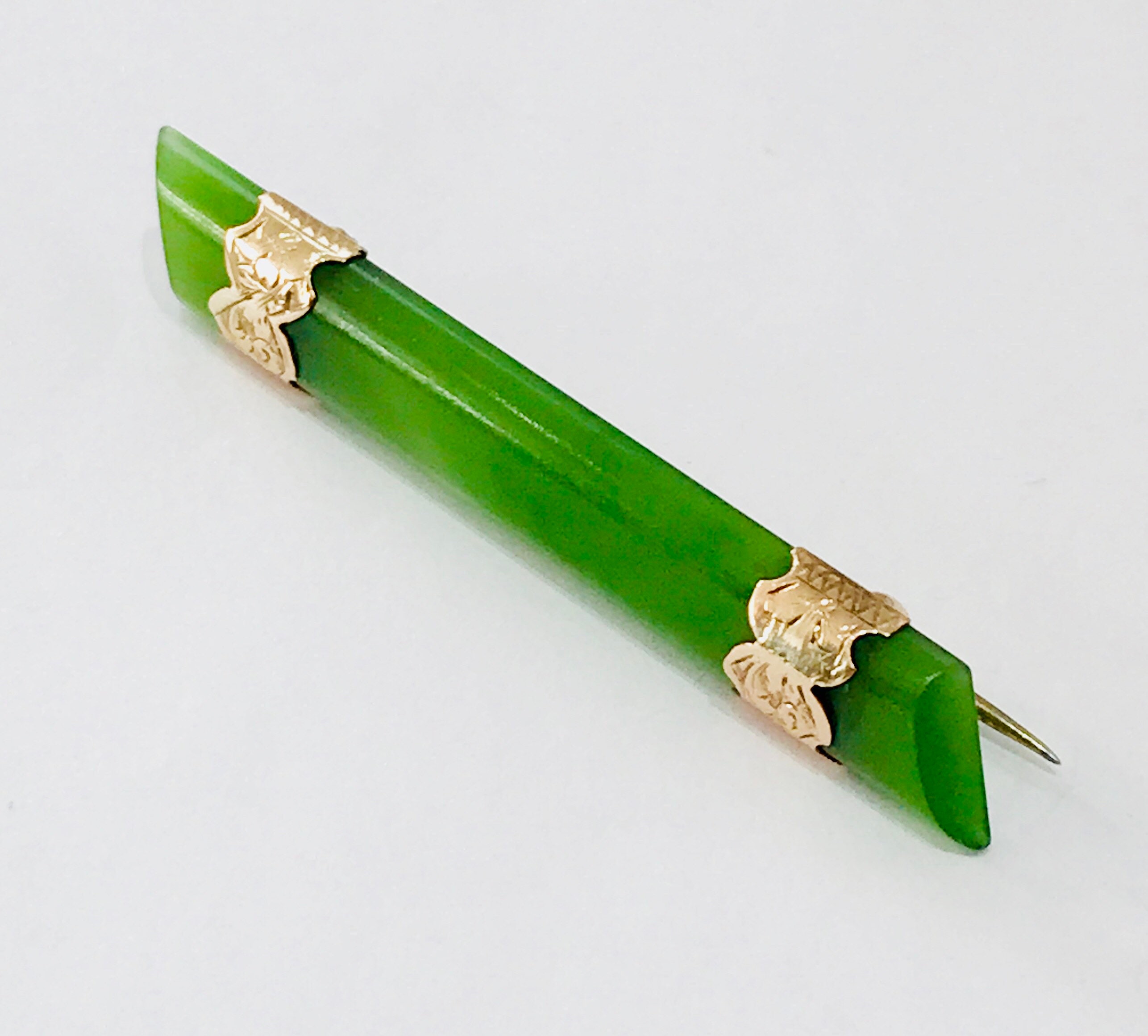 Stunning vintage 9ct yellow gold Jade brooch