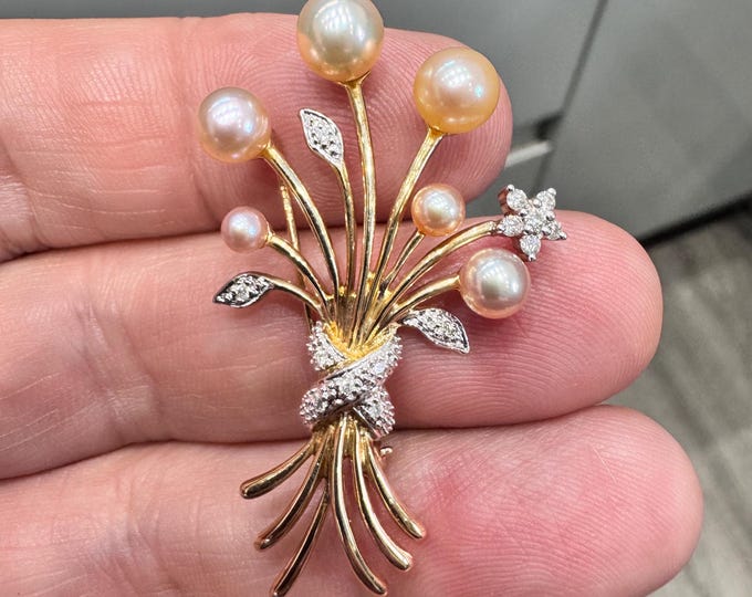 9ct gold Diamond and cultured Pearl brooch - fully hallmarked