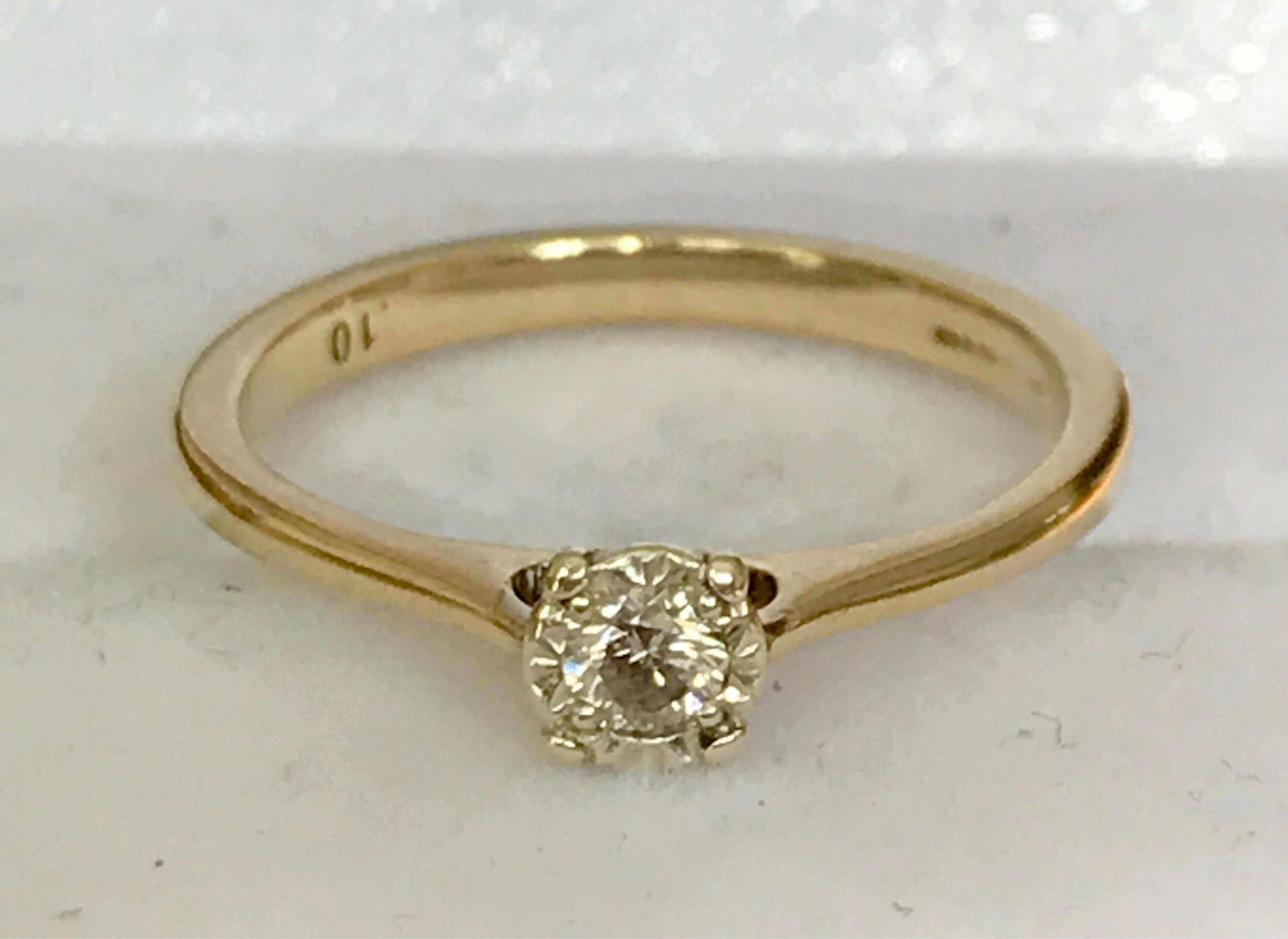 REDUCED ***Stunning sparkling vintage 9ct yellow gold Diamond solitaire engagement ring size K
