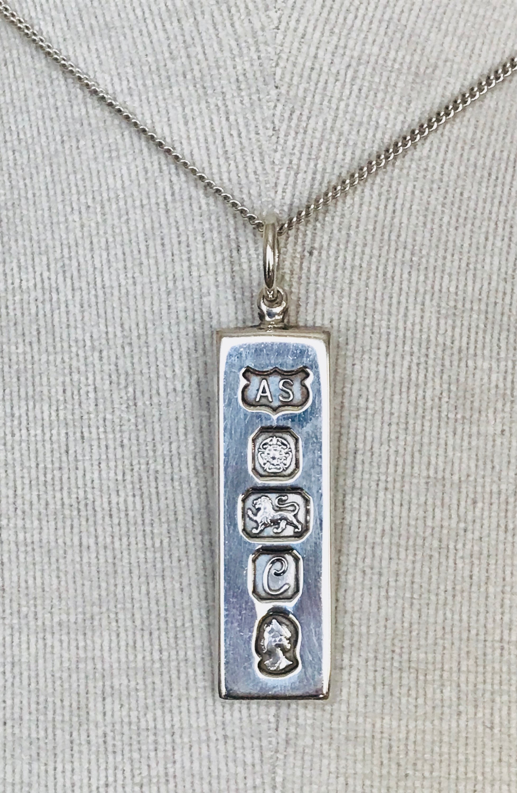 Stunning vintage sterling silver 1/2 ingot and chain QE II Silver