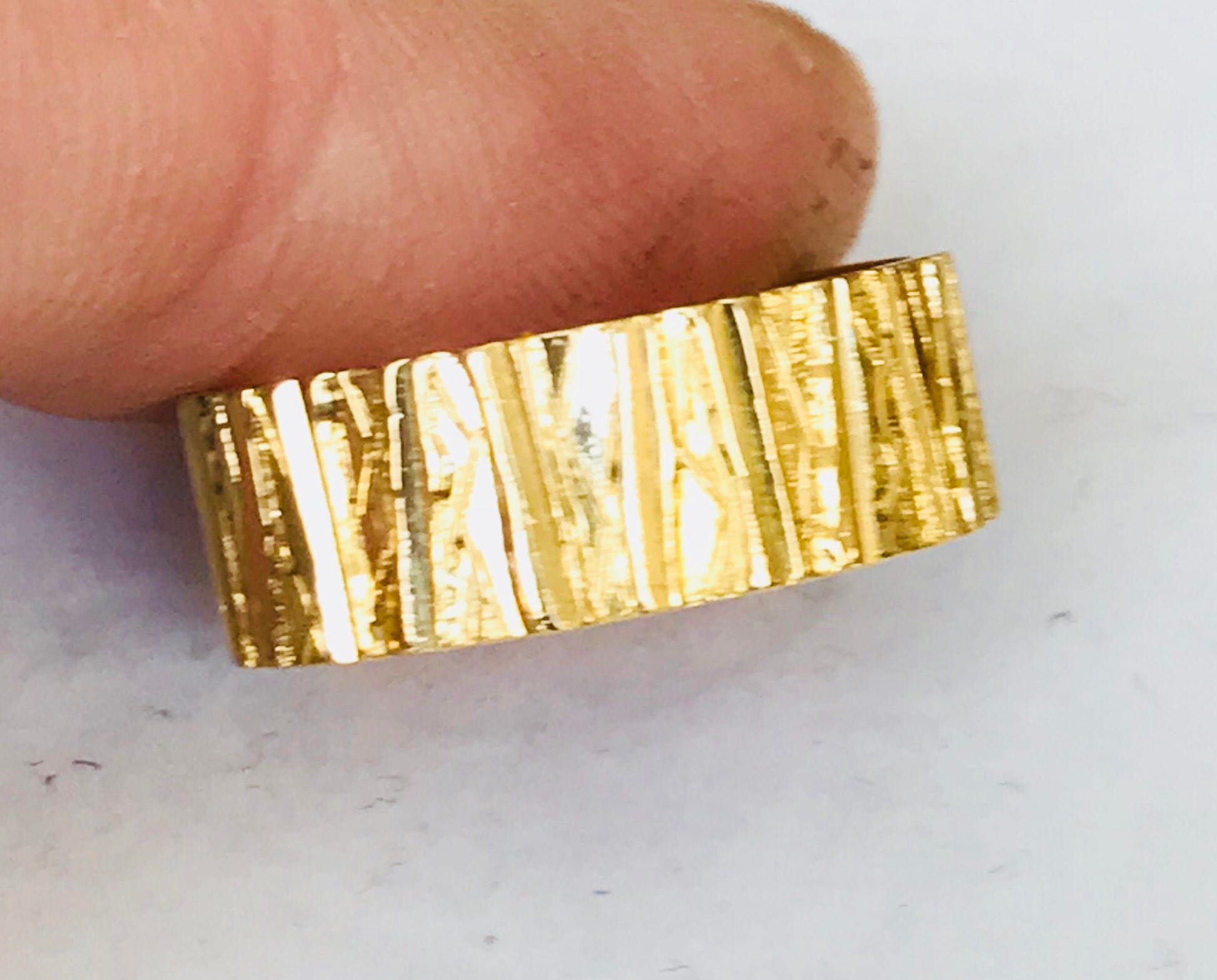 Stunning vintage 18ct gold bark effect wedding ring - Birmingham 1976