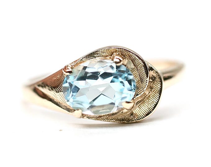 Vintage 9ct gold blue Topaz solitaire ring - stamped 9K - size R or US 8 1/2