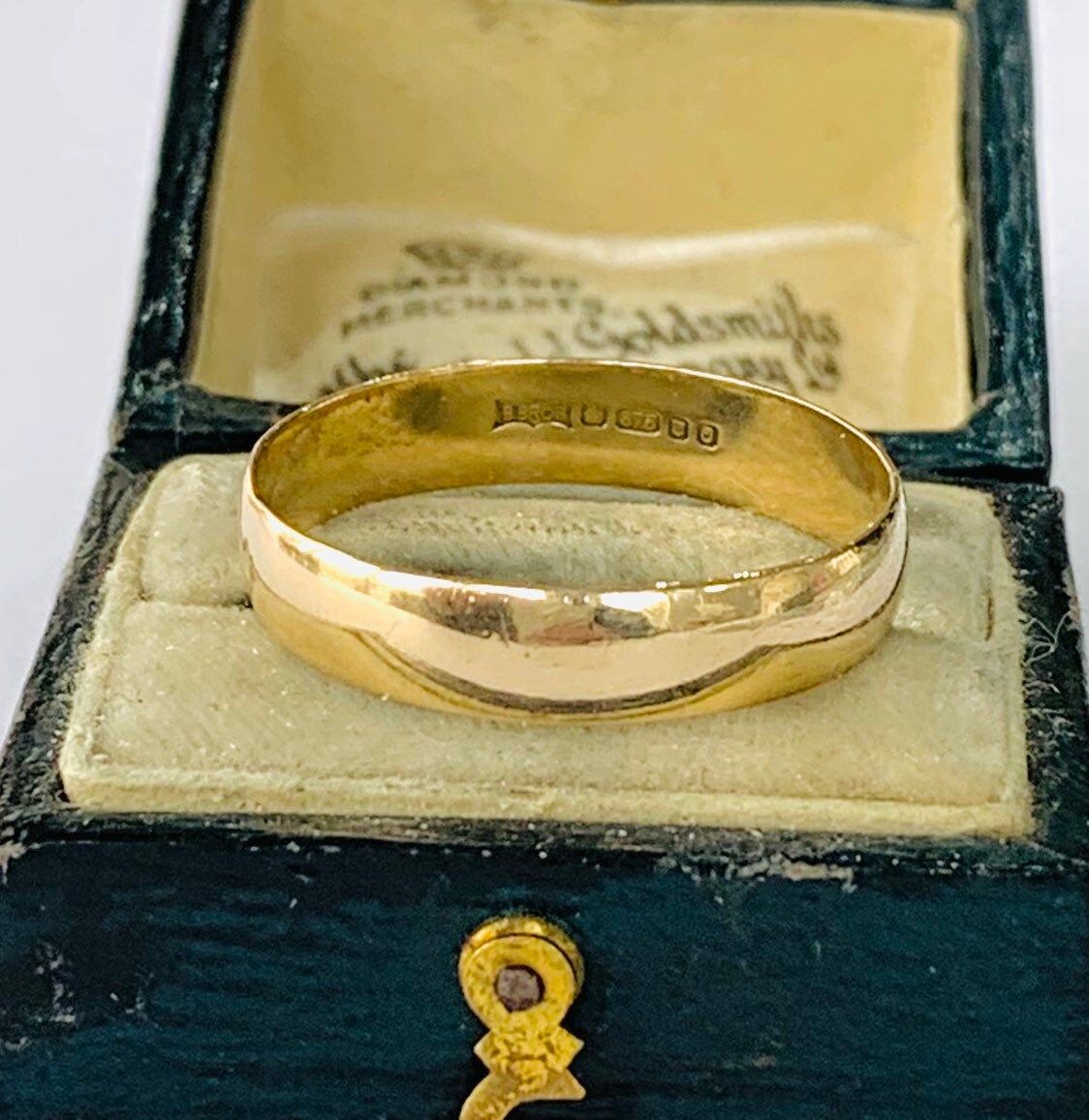 Vintage 9ct yellow gold wedding ring hallmarked London 1988 size V