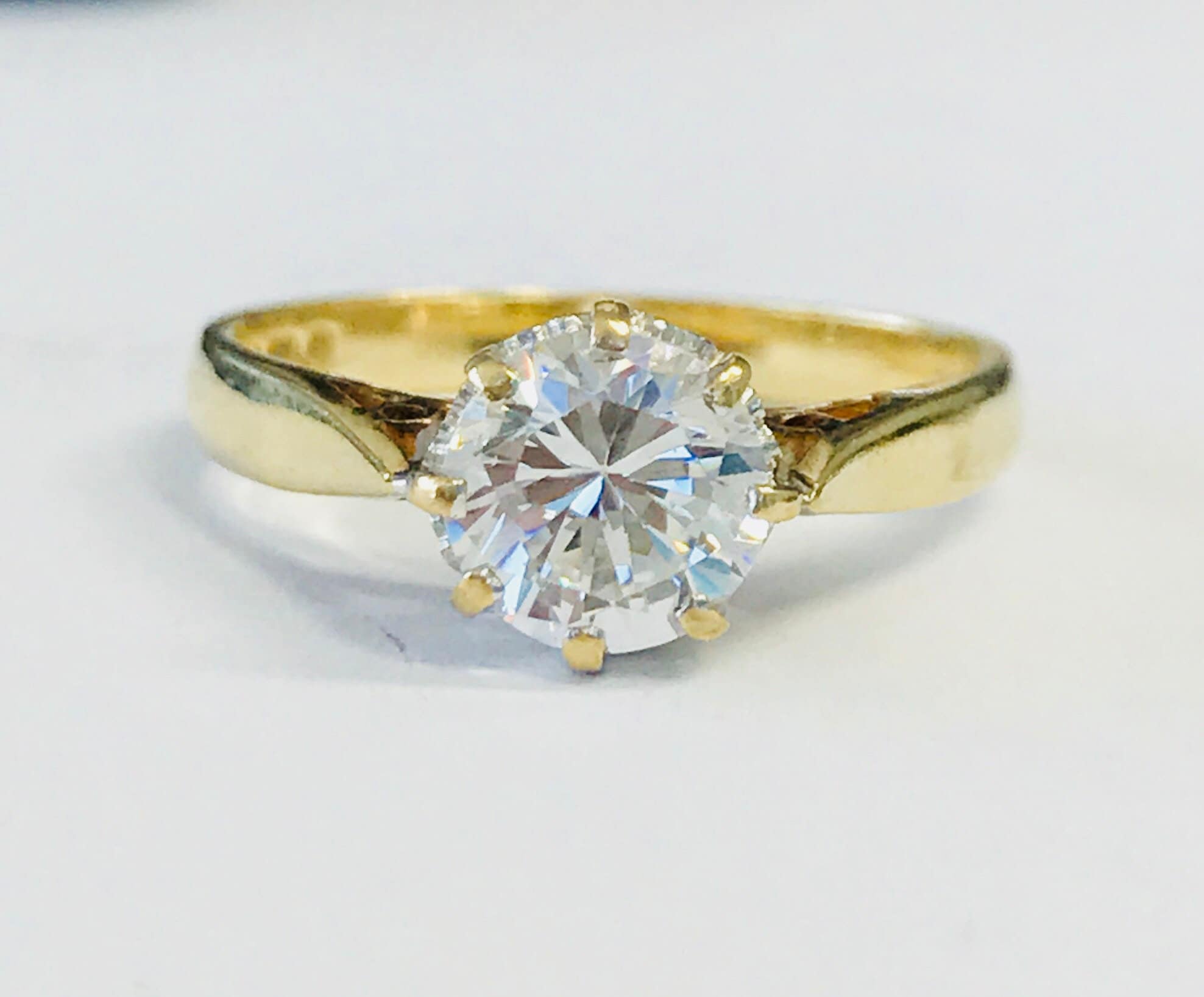 Lovely sparkling vintage 9ct gold Cubic Zirconia solitaire ring hallmarked London 1982 Lovely sparkling vintage 9ct gold Cubic Zirconia solitaire ring hallmarked London 1982