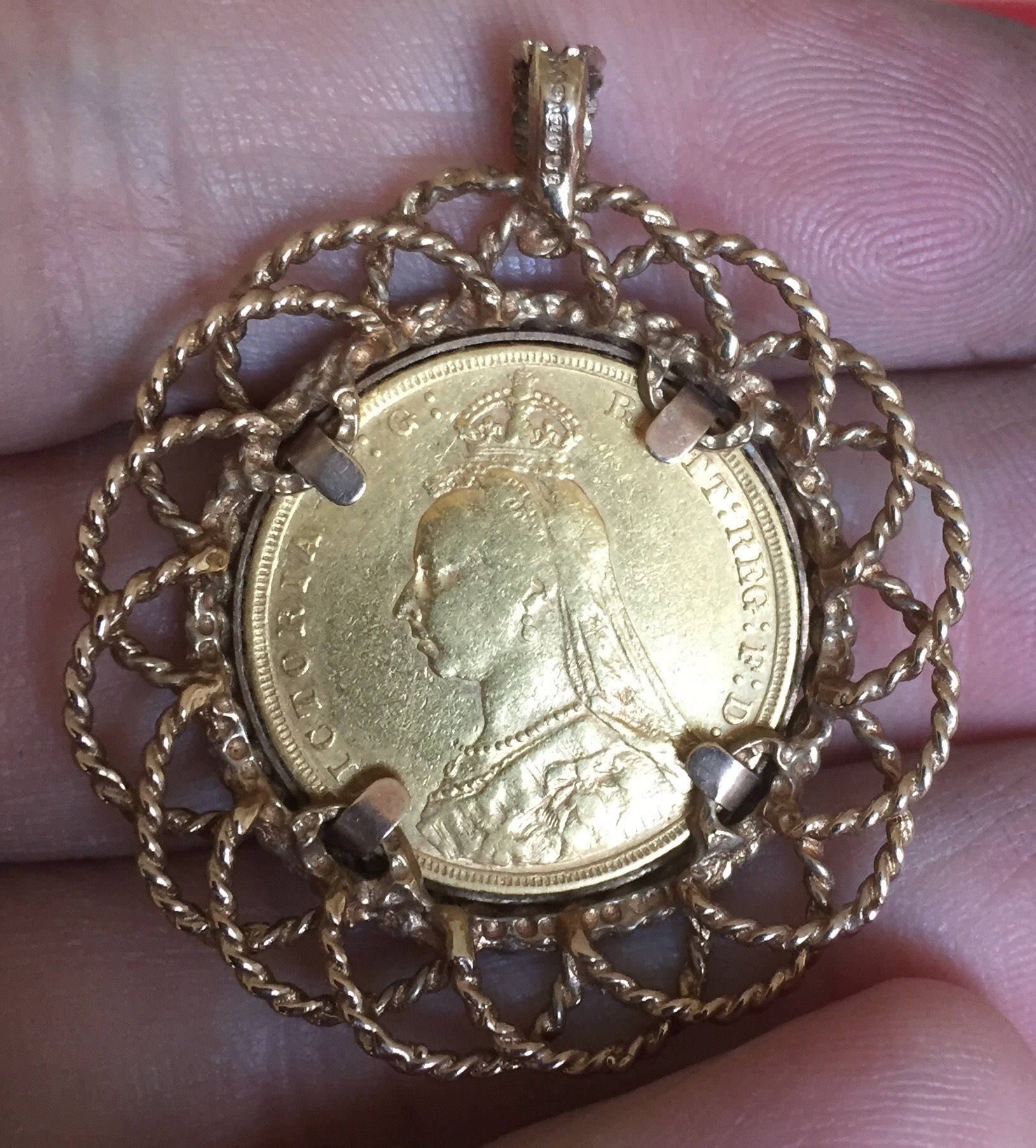 Antique 9ct yellow gold sovereign mount pendant fully hallmarked