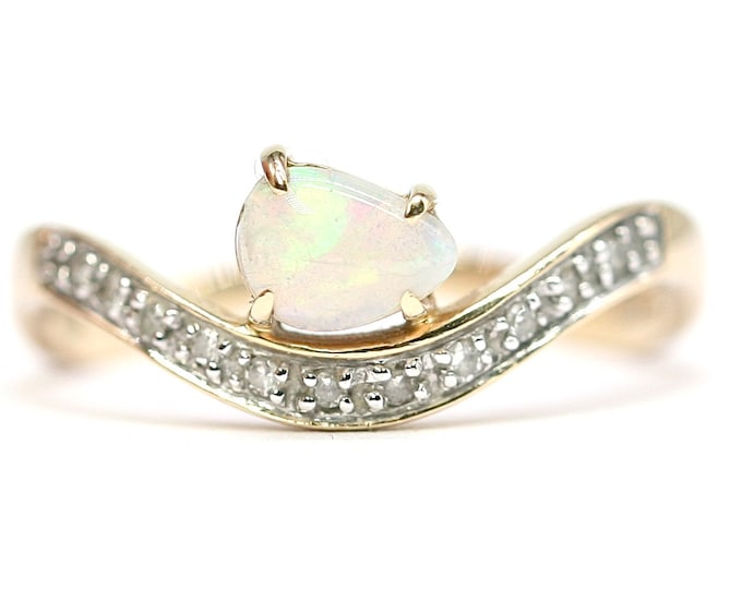 Superb vintage 14ct gold Opal & Diamond ring - fully hallmarked - size M or US 6 -EMP30