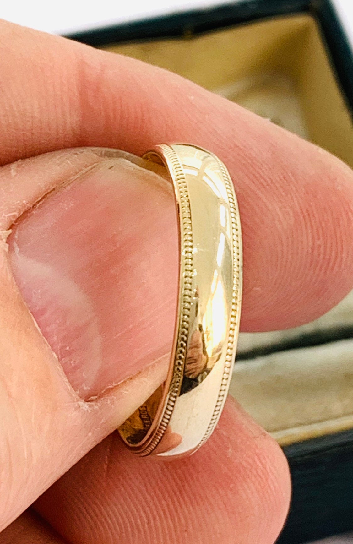 Superb vintage 9ct yellow gold Men's wedding ring