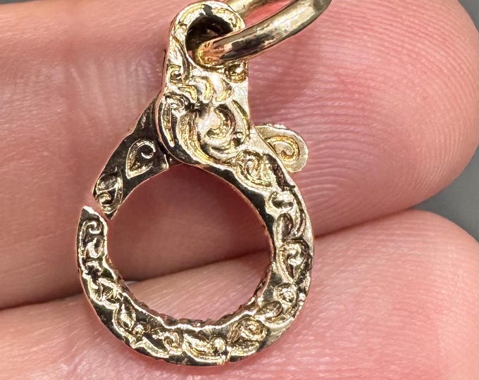 9ct gold oversized textured clasp pendant - fully hallmarked