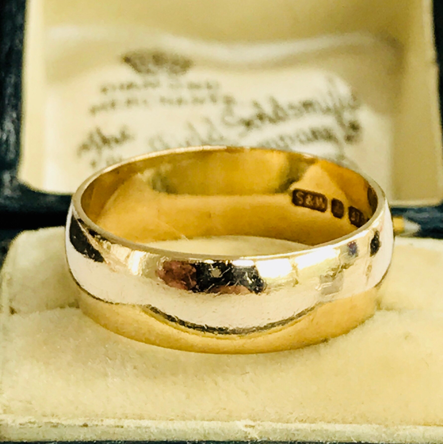 Vintage 9ct yellow gold wedding ring hallmarked London 1975