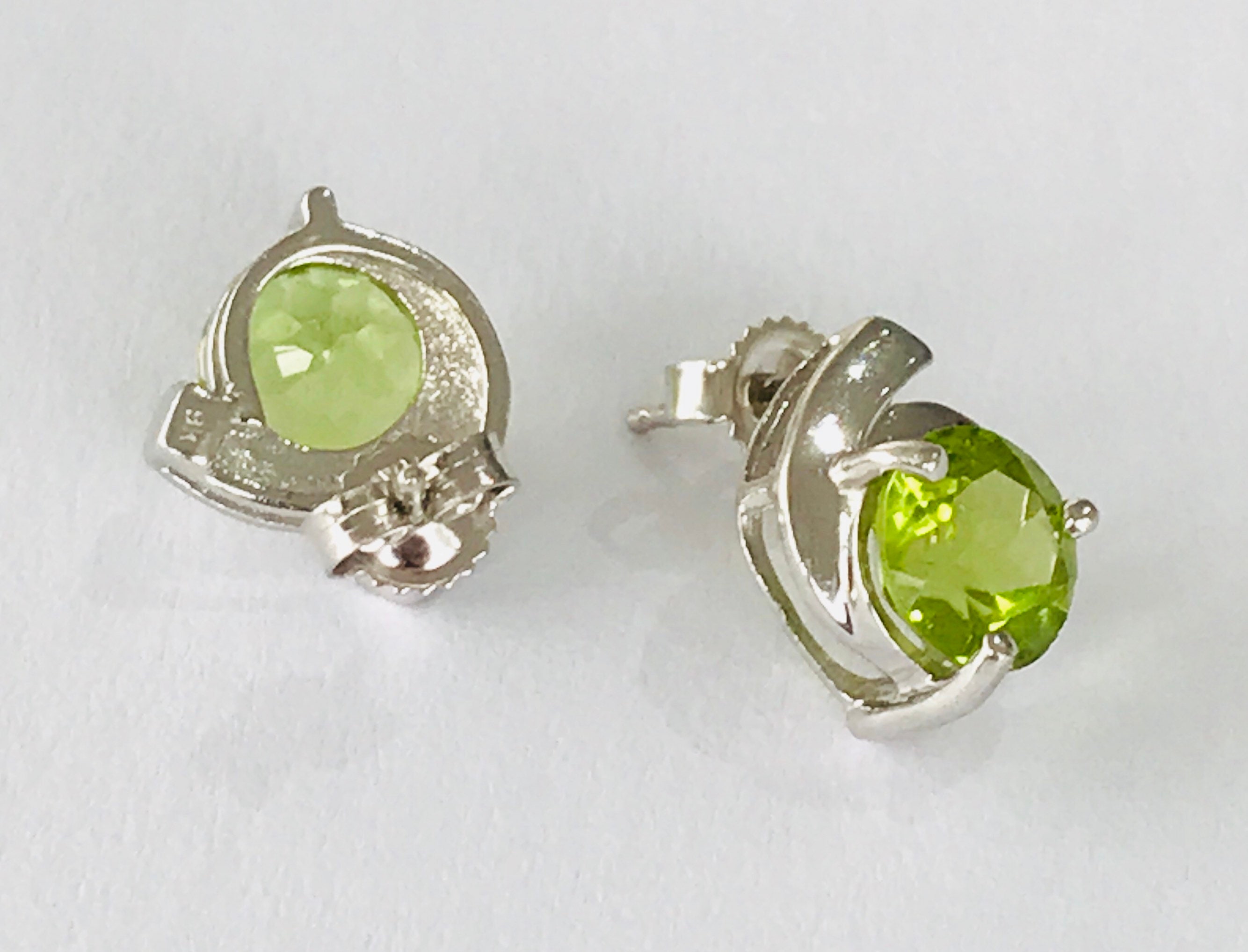 Stunning vintage 9ct white gold Peridot stud earrings - fully ...