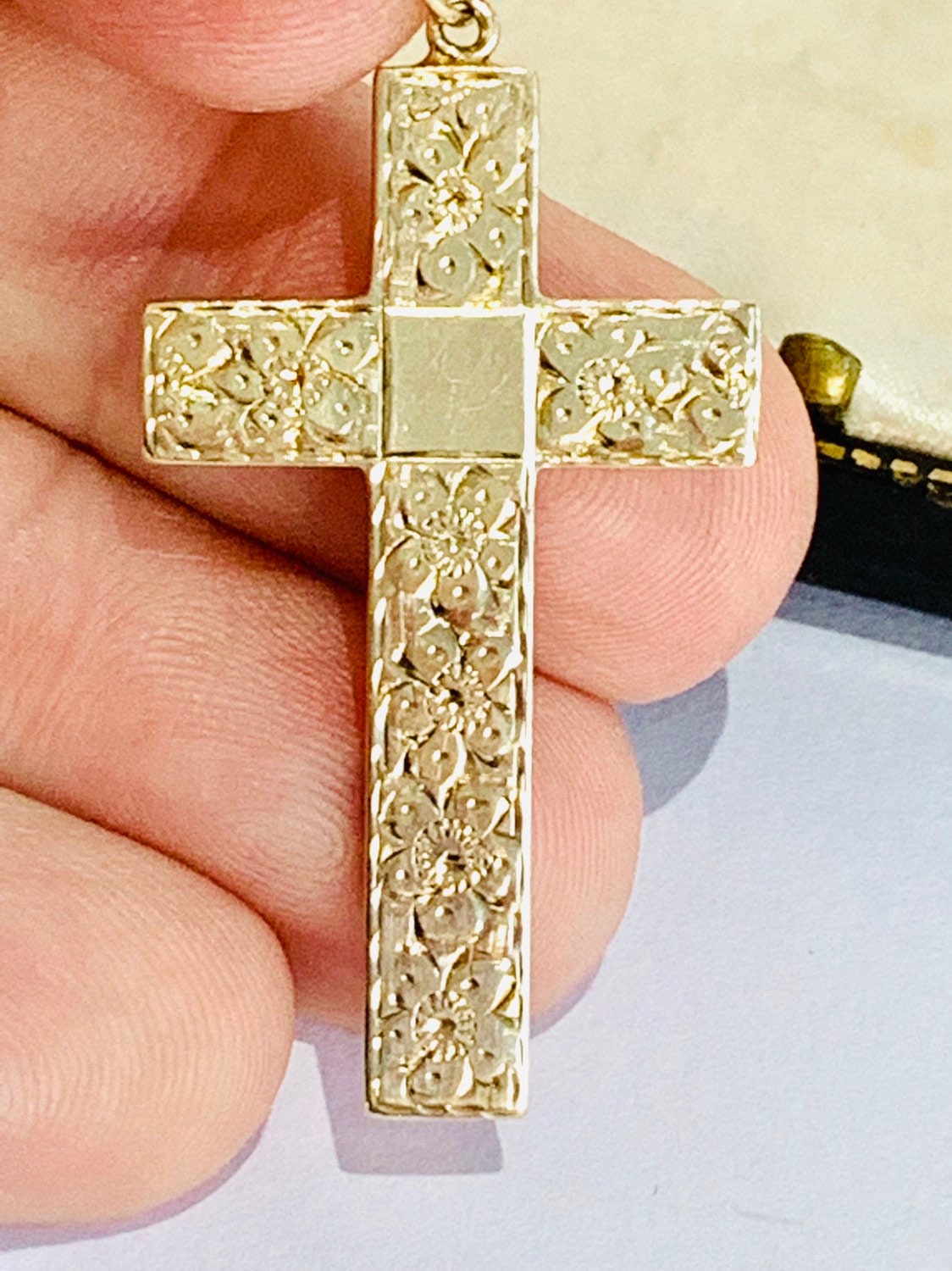 Stunning heavy vintage 9ct gold 16 inch embossed Cross necklace fully