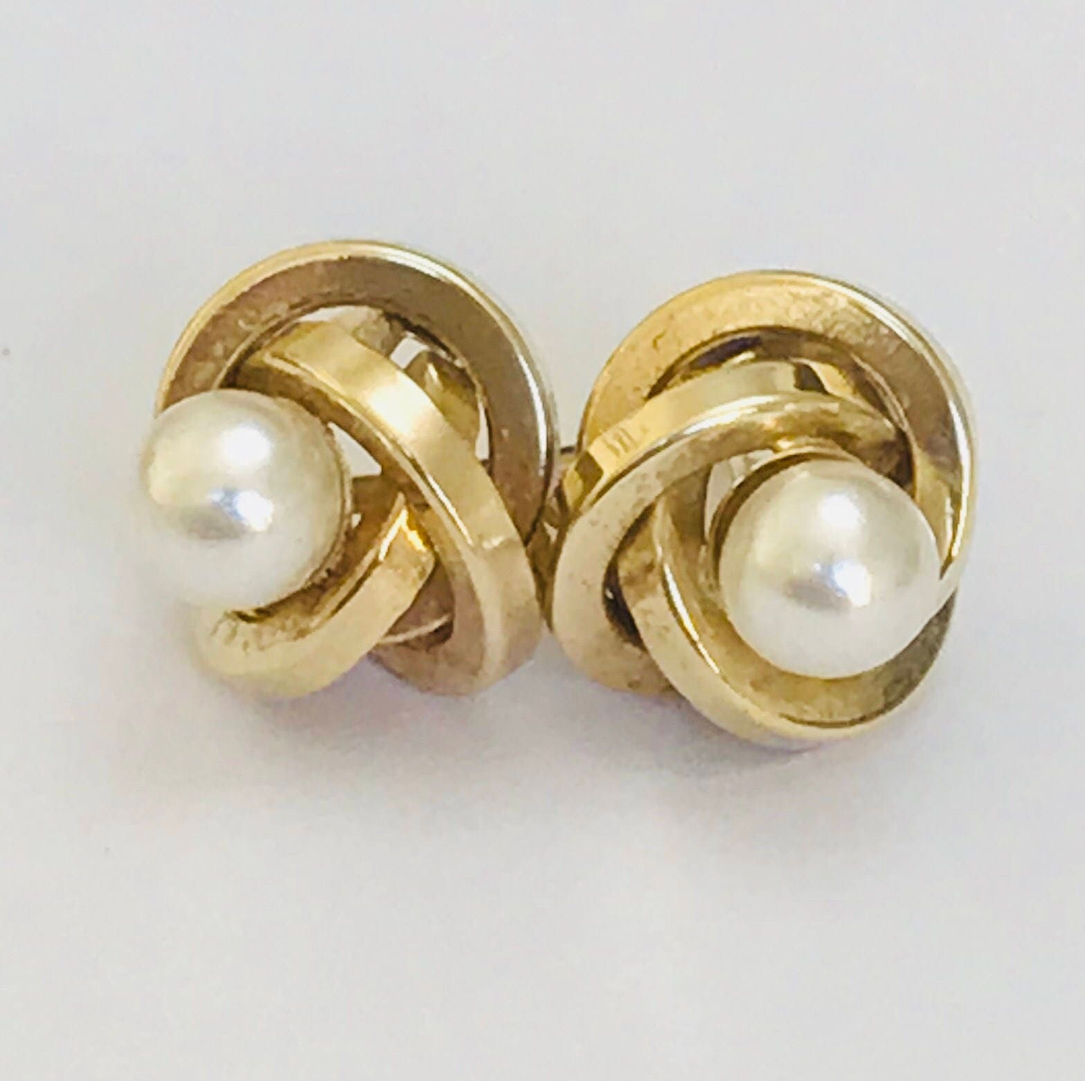A super pair of vintage 9ct yellow gold pearl stud earrings