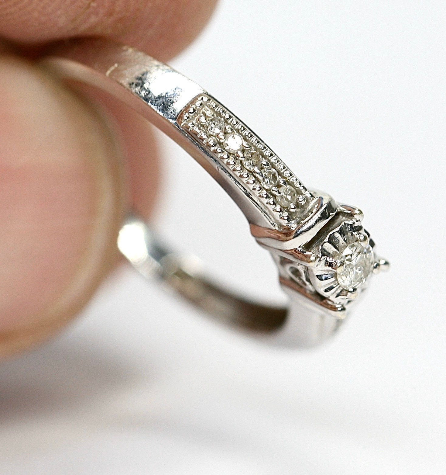 Stunning Sparkling Vintage 9ct white gold Diamond engagement ring